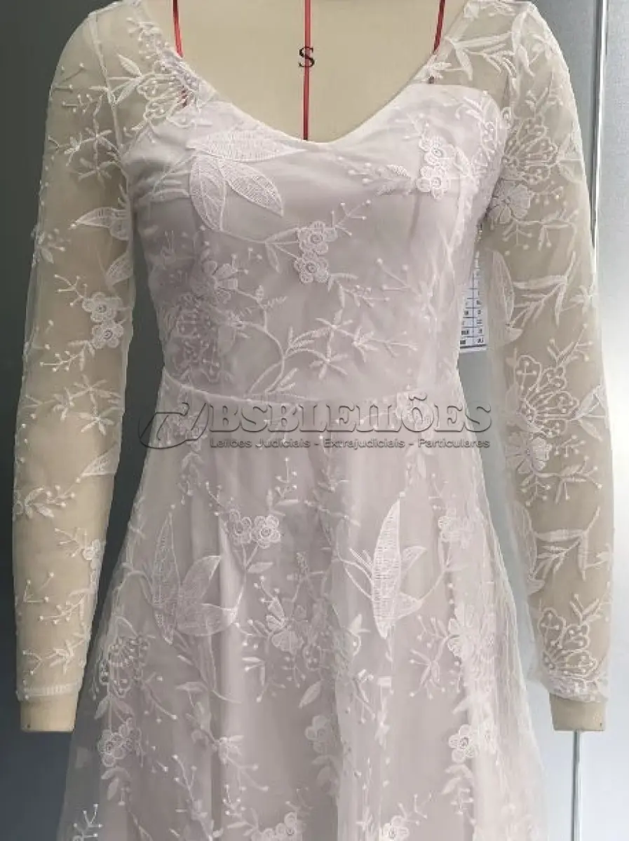 LOTE 119 - 01 VESTIDO DE FESTA DE MANGA LONGA PERSPECTIVA DE COR SÓLIDA CIVIL BRANCO. (NO ESTADO) ATENÇÃO! FAZER A VISITAÇÃO ANTES DE ARREMATAR, NÃO SABEMOS SE FUNCIONA, LEILÃO NÃO TEM GARANTIA E NEM DEVOLUÇÃO, SUJEITO A POSSÍVEIS AVARIAS VISÍVEIS/OCULTAS E/OU AUSÊNCIA DE COMPONENTES.