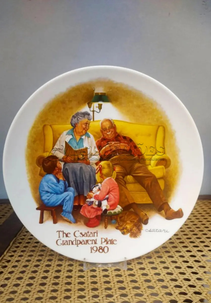 LOTE 321 - 01 PRATO COLECIONÁVEL "THE CSATARI GRANDPARENTS" PRATO DOS AVÓS DE KNOWLES, DE 1980, POR JOSEPH CSATARI.COM 21,5 DE DIAMETRO. É UM PRATO DE EDIÇÃO LIMITADA Nº 373 K. ESTA É A ÚNICA EDIÇÃO DA COLEÇÃO "THE BEDTIME STORY" PINTADA POR: JOSEPH CSATARI. TAMBÉM É ASSINADA NA FRENTE POR JOSEPH CSATARI. FOI CONCLUÍDA EM 1980 POR KNOWLES. O BRADEX Nº: 84-K.41-4.1. KNOWLES FABRICAVA NA EPOCA  MUITOS PRATOS COLECIONÁVEIS ​​E É A MARCA MAIS ANTIGA DA AMÉRICA NA CHINA FINA - DESDE 1854. ESTE LINDO PRATO ESTÁ NA CASA DOS AVÓS TENDO HORA DA HISTÓRIA ENQUANTO O VOVÔ DORME. OS GRÁFICOS E AS CORES SÃO LINDOS - VERMELHO, AMARELO, BRANCO, CINZA, ROSA, BEGE, VERDE, AZUL, MARROM E PRETO, TORNANDO ESTE PRATO COLECIONÁVEL CAPAZ DE CABER EM QUALQUER CÔMODO COM QUALQUER DECORAÇÃO.EM EXCELENTE ESTADO. O SUPORTE DO PRATO NÃO ESTÁ INCLUÍDO. PEÇA COMPRADA EM GARAGEM DE ANTIGUIDADES NOS EUA. SUPORTE PARA PRATO NÃO INCLUÍDO NESTA VENDA. (NO ESTADO) ATENÇÃO! FAZER A VISITAÇÃO ANTES DE ARREMATAR, NÃO SABEMOS SE FUNCIONA, LEILÃO NÃO TEM GARANTIA E NEM DEVOLUÇÃO, SUJEITO A POSSÍVEIS AVARIAS VISÍVEIS/OCULTAS E/OU AUSÊNCIA DE COMPONENTES.
