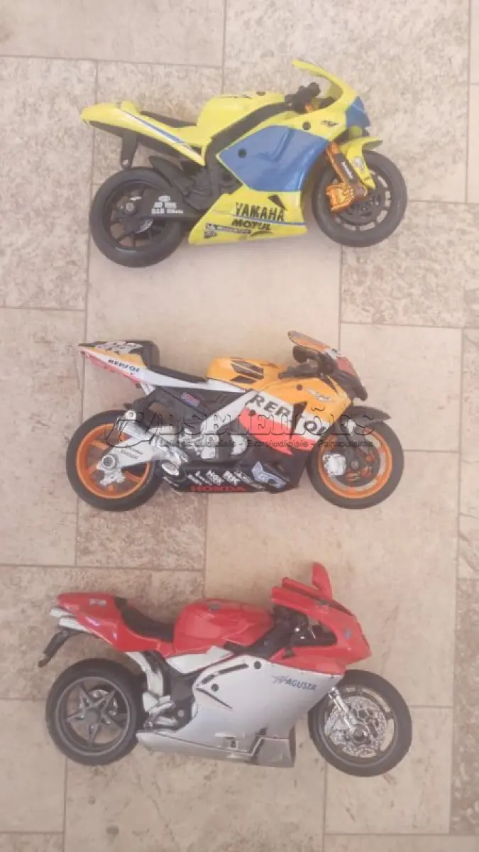 LOTE 182 - LOTE COM 3 MINIATURAS DE MOTOS DE COLEÇÃO. (NO ESTADO) ATENÇÃO! FAZER A VISITAÇÃO ANTES DE ARREMATAR, NÃO SABEMOS SE FUNCIONA, LEILÃO NÃO TEM GARANTIA E NEM DEVOLUÇÃO, SUJEITO A POSSÍVEIS AVARIAS VISÍVEIS/OCULTAS E/OU AUSÊNCIA DE COMPONENTES. (NO ESTADO) ATENÇÃO! FAZER A VISITAÇÃO ANTES DE ARREMATAR, NÃO SABEMOS SE FUNCIONA, LEILÃO NÃO TEM GARANTIA E NEM DEVOLUÇÃO, SUJEITO A POSSÍVEIS AVARIAS VISÍVEIS/OCULTAS E/OU AUSÊNCIA DE COMPONENTES.