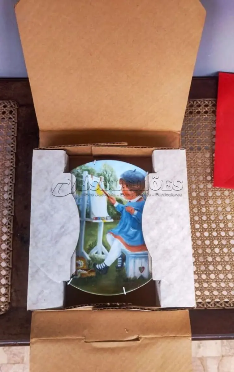 LOTE 325 - 01 PRATO DE COLECIONADOR SÉRIE PARECE QUE FOI ONTEM "SEEMS LIKE YESTERDAY" "EM PORTUGUES PARECE QUE FOI ONTEM" "MY MAGIC HAT" MEU CHAPÉU MÁGICO" PRODUZIDA EM EDIÇÃO LIMITADA POR APENAS 10 DIAS DE DISTRIBUIÇÃO E LOGO FECHADO PARA SEMPRE. PRATO DE NUMERO 6537 .PLACA DE COLECIONADOR B0Y RUSTY MONEY ESSA PEÇA FOI AUTOGRAFADA À MÃO PELO ARTISTA NA EPOCA DE LANÇAMENTO DOS PRATOS NOS EUA EM 30/03/1983. APRESENTA UMA CENA IT"" DA RUSTY MONEY, 3ª EDIÇÃO. E FOI FABRICADO ENTRE 1980 E 1989. É PERFEITO PARA COLECIONADORES DE ITENS DECORATIVOS AMERICANOS, ESPECIALMENTE PARA AQUELES INTERESSADOS EM PRATOS DE COLECIONADOR. EMITIDO PELA RJ ERNST ENTERPRISES. ACOMPANHA O CERTIFICADO DE AUTENTICIDADE NA CAIXA ORIGINAL. COM 22 CM DE DIÂMETRO. PEÇA COMPRADA EM GARAGEM DE ANTIGUIDADES NOS EUA. “SUPORTE PARA PRATO NÃO INCLUÍDO NESTA VENDA.” . (NO ESTADO) ATENÇÃO! FAZER A VISITAÇÃO ANTES DE ARREMATAR, NÃO SABEMOS SE FUNCIONA, LEILÃO NÃO TEM GARANTIA E NEM DEVOLUÇÃO, SUJEITO A POSSÍVEIS AVARIAS VISÍVEIS/OCULTAS E/OU AUSÊNCIA DE COMPONENTES.