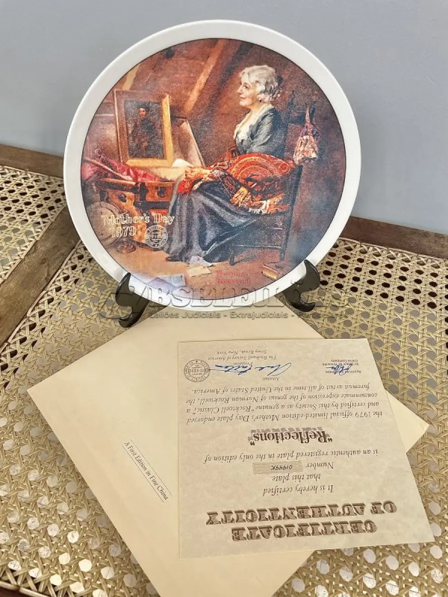 LOTE 118 - 01 PRATO DE NORMAN ROCKWELL EDIÇÃO LIMITADA "REFLEXÕES"PRATO OFICIAL DE EDIÇÃO LIMITADA DE 1979 PRATO DO DIA DAS MÃES ENDOSSADO COM CERTIFICADO COMO UM GENUÍNO CLÁSSICO ROCKWELL. FINA EDWIN M KNOWLES. COM CERTIFICADO DE AUTENTICIDADE, ESTE PRATO RETRATA “REFLEXÕES" E É FEITO NOS ESTADOS UNIDOS. PERFEITO PARA FÃS DA ICÔNICA OBRA DE ROCKWELL, ESTE PRATO DE COLECIONADOR É UM ITEM ESSENCIAL PARA QUALQUER COLEÇÃO. COM 21 CM DE DIÂMETRO ADICIONE ESTA PEÇA DESLUMBRANTE À SUA COLEÇÃO HOJE MESMO E ADMIRE OS DETALHES COMPLEXOS E AS BELAS CORES QUE FAZEM DESTE PRATO UMA OBRA DE ARTE. COM CERTIFICADO DE AUTENTICIDADE. ITEM COMPRADO E GARAGENS DE ANTIGUIDADES NOS EUA. SUPORTE PARA PRATO NÃO INCLUÍDO NESTA VENDA. (NO ESTADO) ATENÇÃO! FAZER A VISITAÇÃO ANTES DE ARREMATAR, NÃO SABEMOS SE FUNCIONA, LEILÃO NÃO TEM GARANTIA E NEM DEVOLUÇÃO, SUJEITO A POSSÍVEIS AVARIAS VISÍVEIS/OCULTAS E/OU AUSÊNCIA DE COMPONENTES.