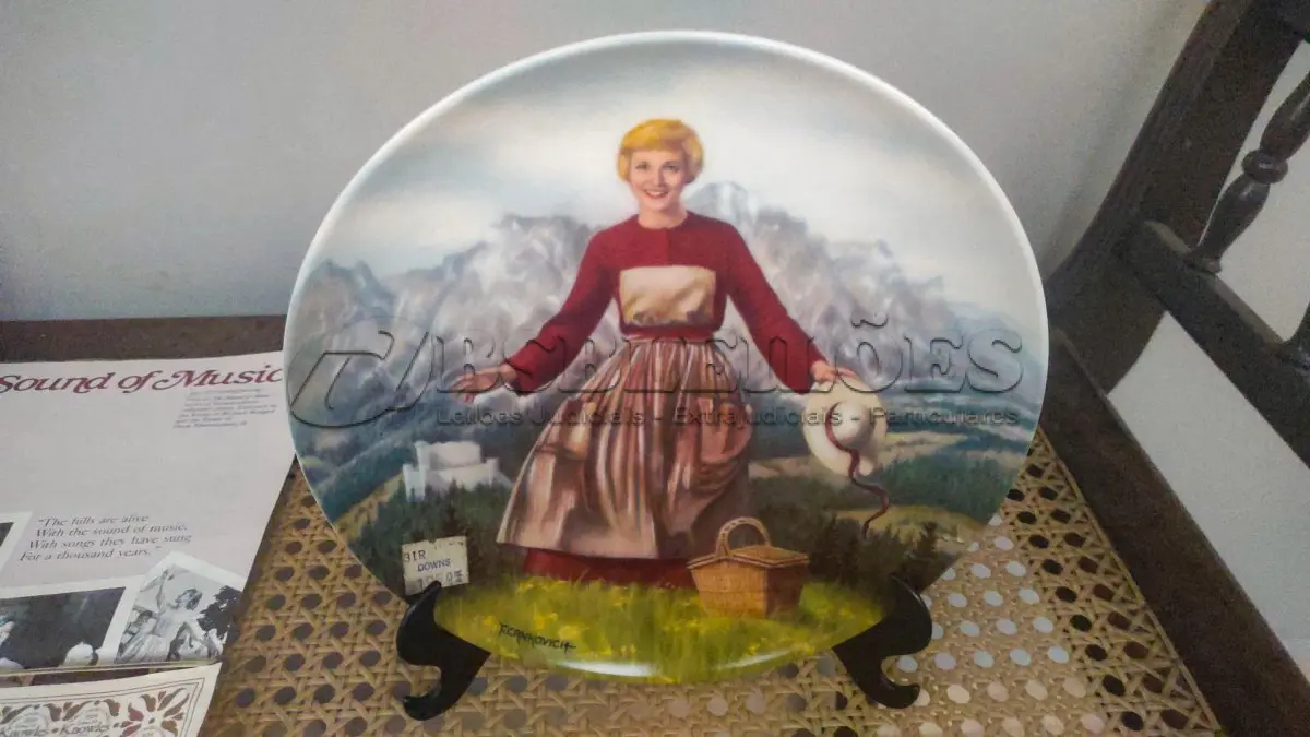 LOTE 285 - 01 BELO  PRATO DE COLECIONADOR É DA COLEÇÃO O SOM DE MUSSE "A NOVIÇA REBELDE", DE EDWIN M. KNOWLES, FABRICADO NA VIRGÍNIA OCIDENTAL EM 1986. PINTADO POR T. CRNKOVICH. POSSUI FORMATO REDONDO COM 21,5 CM DE DIÂMETRO. O DESIGN É INSPIRADO NO FILME MUSICAL "A NOVIÇA REBELDE" E É FEITO DE PORCELANA FINA. ESTE PRATO DE COLECIONADOR NUMERADO ESTÁ EM ÓTIMO ESTADO. NÃO VEJO DEFEITOS. O PRATO NÃO POSSUI EMBALAGEM OU DOCUMENTAÇÃO ORIGINAL. ESTRITAMENTE LIMITADO AS VENDAS UM PERÍODO DE QUEIMA  150 DIAS LOGO APÓS FOI FECHADO NÃO LANÇARAM MAIS . PLACA NÚMERO 2080F,NÚMERO BRADEX: 84-K41-18.1.PEÇA COMPRADA EM GARAGEM DE ANTIGUIDADES NOS EUA. SUPORTE PARA PRATO NÃO INCLUÍDO NESTA VENDA. (NO ESTADO) ATENÇÃO! FAZER A VISITAÇÃO ANTES DE ARREMATAR, NÃO SABEMOS SE FUNCIONA, LEILÃO NÃO TEM GARANTIA E NEM DEVOLUÇÃO, SUJEITO A POSSÍVEIS AVARIAS VISÍVEIS/OCULTAS E/OU AUSÊNCIA DE COMPONENTES.