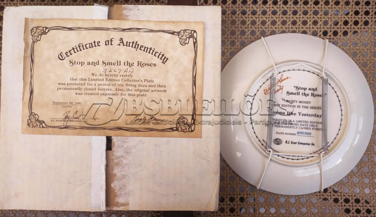 LOTE 286 - 01 PRATO DE COLECIONADOR VINTAGE DE 1981, EDIÇÃO LIMITADA, "STOP AND SMELL THE ROSES",EM PORTUGUES "PARE E SINTA O CHEIRO DAS ROSAS" DA RUSTY MONEY A PRIMEIRA EDIÇÃO DA SÉRIE "SEEMS LIKE YESTERDAY". ASSINADO PELO ARTISTA RUSTY MONEY. MEDE 21 CM DE DIÂMETRO. PRIMEIRA EDIÇÃO, EDIÇÃO LIMITADA, POR APENAS 10 DIAS DE PRODUÇÃO E VENDAS , E DEPOIS FECHADA DEFINITIVAMENTE PARA SEMPRE. PLACA NÚMERO 3567AA COM CERTIFICAÇÃO DE AUTENTICIDADE, E CAIXA ORIGINAL DA EPOCA.PEÇA COMPRADA EM GARAGEM DE ANTIGUIDADES NOS EUA. SUPORTE PARA PRATO NÃO INCLUÍDO NESTA VENDA. (NO ESTADO) ATENÇÃO! FAZER A VISITAÇÃO ANTES DE ARREMATAR, NÃO SABEMOS SE FUNCIONA, LEILÃO NÃO TEM GARANTIA E NEM DEVOLUÇÃO, SUJEITO A POSSÍVEIS AVARIAS VISÍVEIS/OCULTAS E/OU AUSÊNCIA DE COMPONENTES.