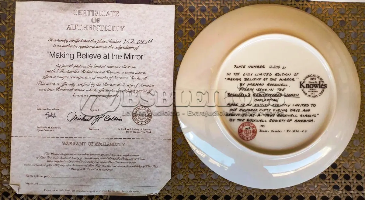 LOTE 147 - 01 RARO PRATO PARA AMANTES E COLECIONADORES DE NORMAN ROCKWELL! ESTE É UM PRATO COLECIONÁVEL DE PORCELANA VINTAGE DE EDIÇÃO LIMITADA. "MAKING BELIEVE AT THE MIRROR" DE NUMERO 16209M É A QUARTA PLACA DA COLEÇÃO DE EDIÇÃO LIMITADA INTITULADA ROCKWELL'S REDISCOVERED WOMEN, UMA SÉRIE QUE OFERECE UMA RETROSPECTIVA ÚNICA DAS OBRAS DE NORMAN ROCKWELL. ESTA OBRA É OFICIALMENTE CERTIFICADA PELA ROCKWELL SOCIETY OF AMERICA. FOI ENCONTRADA EM UM ARMÁRIO DURANTE A VENDA DE UMA PROPRIEDADE, APÓS MUITOS ANOS GUARDADA.  CAIXA ORIGINAL E CERTIFICADO DE AUTENTICIDADE DA PEÇA  O PRATO MEDE 21,5 CM DE DIÂMETRO.  SUPORTE PARA PRATO NÃO INCLUÍDO NESTA VENDA. (NO ESTADO) ATENÇÃO! FAZER A VISITAÇÃO ANTES DE ARREMATAR, NÃO SABEMOS SE FUNCIONA, LEILÃO NÃO TEM GARANTIA E NEM DEVOLUÇÃO, SUJEITO A POSSÍVEIS AVARIAS VISÍVEIS/OCULTAS E/OU AUSÊNCIA DE COMPONENTES.