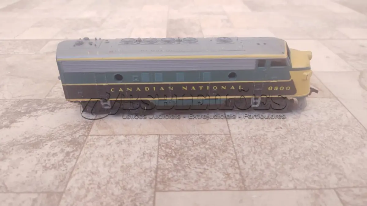 LOTE 180 - 01 LOCOMOTIVA A DIESEL ATHEARN HO-GAUGE CANADIAN NATIONAL EMD F7. ITEM COMPRADO EM GARAGENS DE ANTIGUIDADES NOS EUA. (NO ESTADO) ATENÇÃO! FAZER A VISITAÇÃO ANTES DE ARREMATAR, NÃO SABEMOS SE FUNCIONA, LEILÃO NÃO TEM GARANTIA E NEM DEVOLUÇÃO, SUJEITO A POSSÍVEIS AVARIAS VISÍVEIS/OCULTAS E/OU AUSÊNCIA DE COMPONENTES.