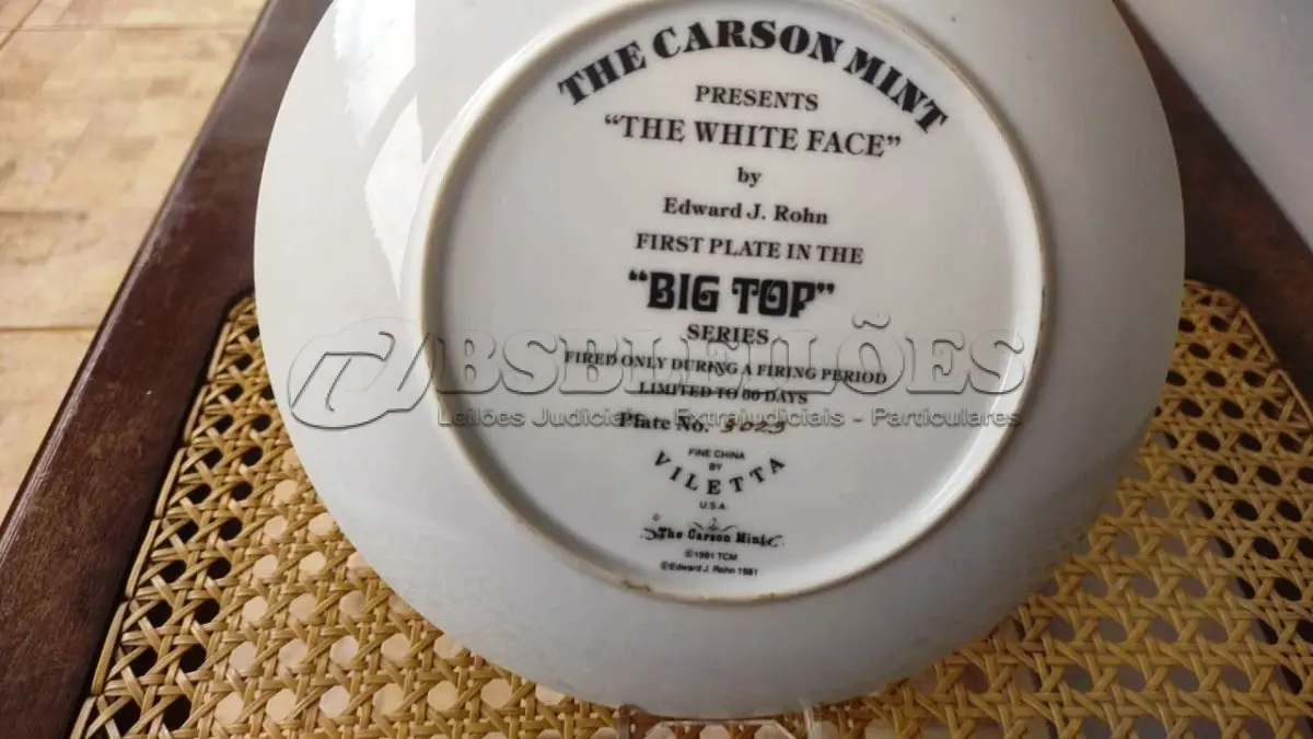 LOTE 327 - 01 PRATO DE EDWARD J. ROHN CASA DA MOEDA DE CARSON "WHITE-FALDED CLOWN" DA CARSON MINT. PRIMEIRO PRATO DA SÉRIE "BIG TOP", EM PORTUGUES "A ROSTO BRANCO".1981, COM DIÂMETRO DE 21,5 CM, PERFEITO, COM CAIXA ORIGINAL E CERTIFICADO DE AUTENTICIDADE VENDAS DESSE PRATO DOI DE APENAS 60 DIAS NOS EUA E LOGO EM SEGUIDA FECHADA AS VENAS ITEM RARO.PEÇA COMPRADA EM GARAGEM DE ANTIGUIDADES NOS EUA. “SUPORTE PARA PRATO NÃO INCLUÍDO NESTA VENDA.” . (NO ESTADO) ATENÇÃO! FAZER A VISITAÇÃO ANTES DE ARREMATAR, NÃO SABEMOS SE FUNCIONA, LEILÃO NÃO TEM GARANTIA E NEM DEVOLUÇÃO, SUJEITO A POSSÍVEIS AVARIAS VISÍVEIS/OCULTAS E/OU AUSÊNCIA DE COMPONENTES.