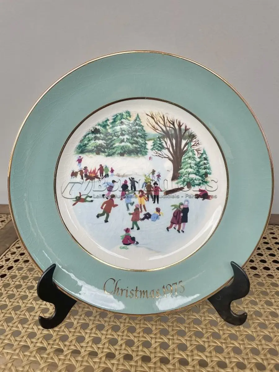 LOTE 277 - 01 LINDO PRATO DE NATAL DA SÉRIE AVON CHRISTMAS PLATE DE 1975, " SKATERS ON THE POND" - QUARTA EDIÇÃO DA SÉRIE. COM 22 CM DE DIÂMETRO E RETRATA UM GRUPO DE PESSOAS PATINANDO NA NEVE . O VERSO MARCADO COM DOIS ANÉIS DE OURO 22K.FEITO EXCLUSIVAMENTE PARA A AVON CTS INC., 1976 POR ENOCH WEDGWOOD (TUNSTALL) LTD, INGLATERRA.PEÇA COMPRADA EM GARAGEM DE ANTIGUIDADES NOS EUA. SUPORTE PARA PRATO NÃO INCLUÍDO NESTA VENDA. (NO ESTADO) ATENÇÃO! FAZER A VISITAÇÃO ANTES DE ARREMATAR, NÃO SABEMOS SE FUNCIONA, LEILÃO NÃO TEM GARANTIA E NEM DEVOLUÇÃO, SUJEITO A POSSÍVEIS AVARIAS VISÍVEIS/OCULTAS E/OU AUSÊNCIA DE COMPONENTES.