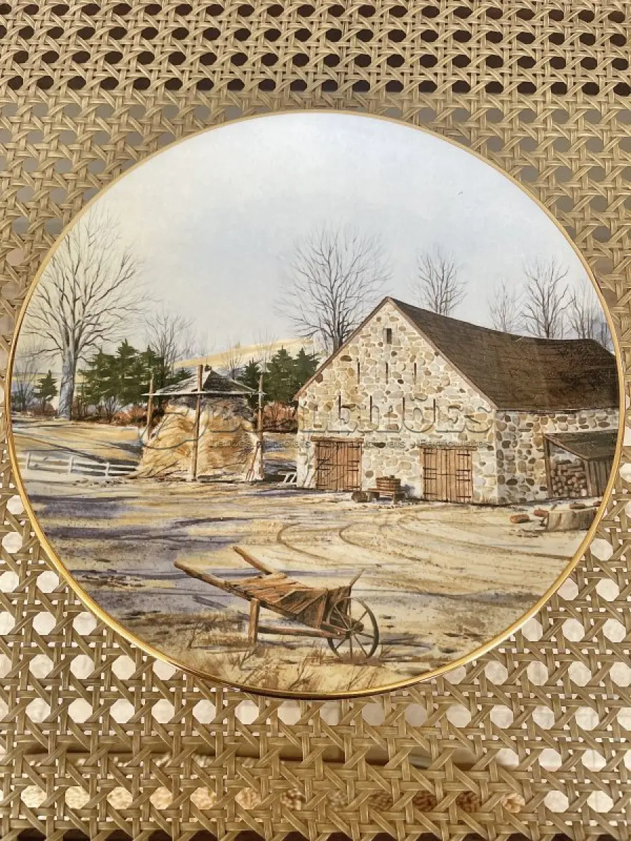 LOTE 287 - 01 RARO PRATO PORCELANA FRANCISCANA DA HISTORIC PROVIDENCE MINT WORLD PREMIER FIRST EDITION, DE 1983, DA SÉRIE THE VANISHING AMERICAN BARN, DA HARRIS HIEN, A SEGUNDA EDIÇÃO DA SÉRIE, INTITULADA "BUCKS COUNTY BARN". O PRATO APRESENTA UMA REPRESENTAÇÃO ÚNICA, DETALHADA E COLORIDA DE UM TIPO DE CELEIRO AMERICANO, SITUADO EM UM CENÁRIO DE FAZENDA DE DIFERENTES REGIÕES DO PAÍS, COM DETALHES DOURADOS NA BORDA. ESTAMPADAS NA PARTE INFERIOR COM O NOME DA SÉRIE, TÍTULO, ASSINATURA IMPRESSA DO ARTISTA E A MARCA THE HISTORIC PROVIDENCE MINT, E MEDEM APROXIMADAMENTE 21,8 CM DE DIÂMETRO. EM EXCELENTE ESTADO, POSSUI A CAIXA ORIGINAL E OS DOCUMENTOS. O SUPORTE DO PRATO NÃO ESTÁ INCLUÍDO. PEÇA COMPRADA EM GARAGEM DE ANTIGUIDADES NOS EUA. (NO ESTADO) ATENÇÃO! FAZER A VISITAÇÃO ANTES DE ARREMATAR, NÃO SABEMOS SE FUNCIONA, LEILÃO NÃO TEM GARANTIA E NEM DEVOLUÇÃO, SUJEITO A POSSÍVEIS AVARIAS VISÍVEIS/OCULTAS E/OU AUSÊNCIA DE COMPONENTES.