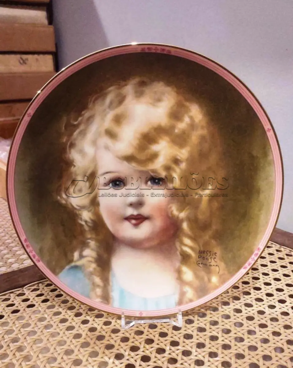 LOTE 310 - 01 PRATO DE COLECIONADOR SUNBEAM BESSIE PEASE GUTMAN CAMEO PORTRAIT ASSINADO E NUMERADO, ESTE PRATO VINTAGE DE COLECIONADOR GOLDILOCKS DE 1986, DA COLEÇÃO HAMILTON, É UM ITEM ESSENCIAL PARA QUALQUER COLECIONADOR DE CULTURA AMERICANA. É A 4ª EDIÇÃO DA PRECIOUS PORTRAITS E TEM O NÚMERO AUTÊNTICO 4317P.FEITO DE PORCELANA DE ALTA QUALIDADE, ESTE PRATO APRESENTA UMA BELA E VIBRANTE IMAGEM MULTICOLORIDA DE UMA JOVEM QUE ADICIONARÁ UM TOQUE DE ELEGÂNCIA A QUALQUER COLEÇÃO DECORATIVA.EM EXCELENTE ESTADO, POSSUI A CAIXA ORIGINAL E OS DOCUMENTOS. O SUPORTE DO PRATO NÃO ESTÁ INCLUÍDO. PEÇA COMPRADA EM GARAGEM DE ANTIGUIDADES NOS EUA. SUPORTE PARA PRATO NÃO INCLUÍDO NESTA VENDA. (NO ESTADO) ATENÇÃO! FAZER A VISITAÇÃO ANTES DE ARREMATAR, NÃO SABEMOS SE FUNCIONA, LEILÃO NÃO TEM GARANTIA E NEM DEVOLUÇÃO, SUJEITO A POSSÍVEIS AVARIAS VISÍVEIS/OCULTAS E/OU AUSÊNCIA DE COMPONENTES.