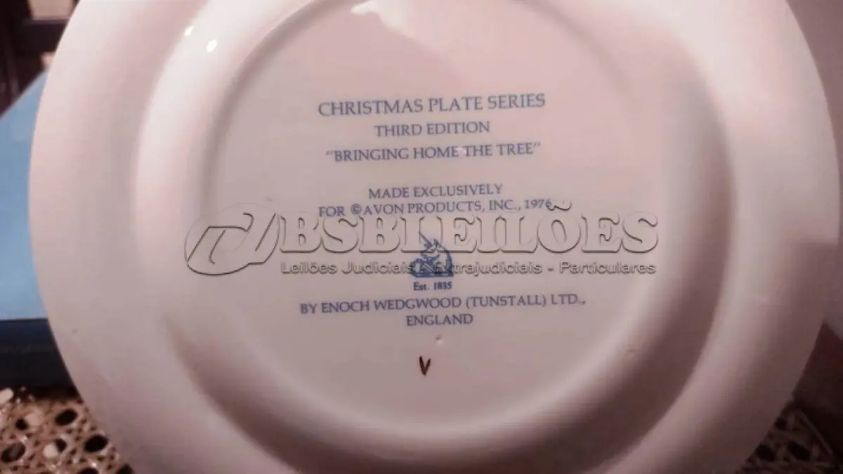 LOTE 299 - 01 LINDO PRATO DE NATAL DA SÉRIE AVON CHRISTMAS PLATE DE 1976, " BRINGING HOME THE TREE" - TERCEIRA  EDIÇÃO DA SÉRIE. COM 22 CM DE DIÂMETRO E RETRATA UM GRUPO DE PESSOAS PATINANDO NA NEVE . O VERSO MARCADO COM DOIS ANÉIS DE OURO 22K.FEITO EXCLUSIVAMENTE PARA A AVON CTS INC., 1976 POR ENOCH WEDGWOOD (TUNSTALL) LTD, INGLATERRA.PEÇA COMPRADA EM GARAGEM DE ANTIGUIDADES NOS EUA. SUPORTE PARA PRATO NÃO INCLUÍDO NESTA VENDA. (NO ESTADO) ATENÇÃO! FAZER A VISITAÇÃO ANTES DE ARREMATAR, NÃO SABEMOS SE FUNCIONA, LEILÃO NÃO TEM GARANTIA E NEM DEVOLUÇÃO, SUJEITO A POSSÍVEIS AVARIAS VISÍVEIS/OCULTAS E/OU AUSÊNCIA DE COMPONENTES.