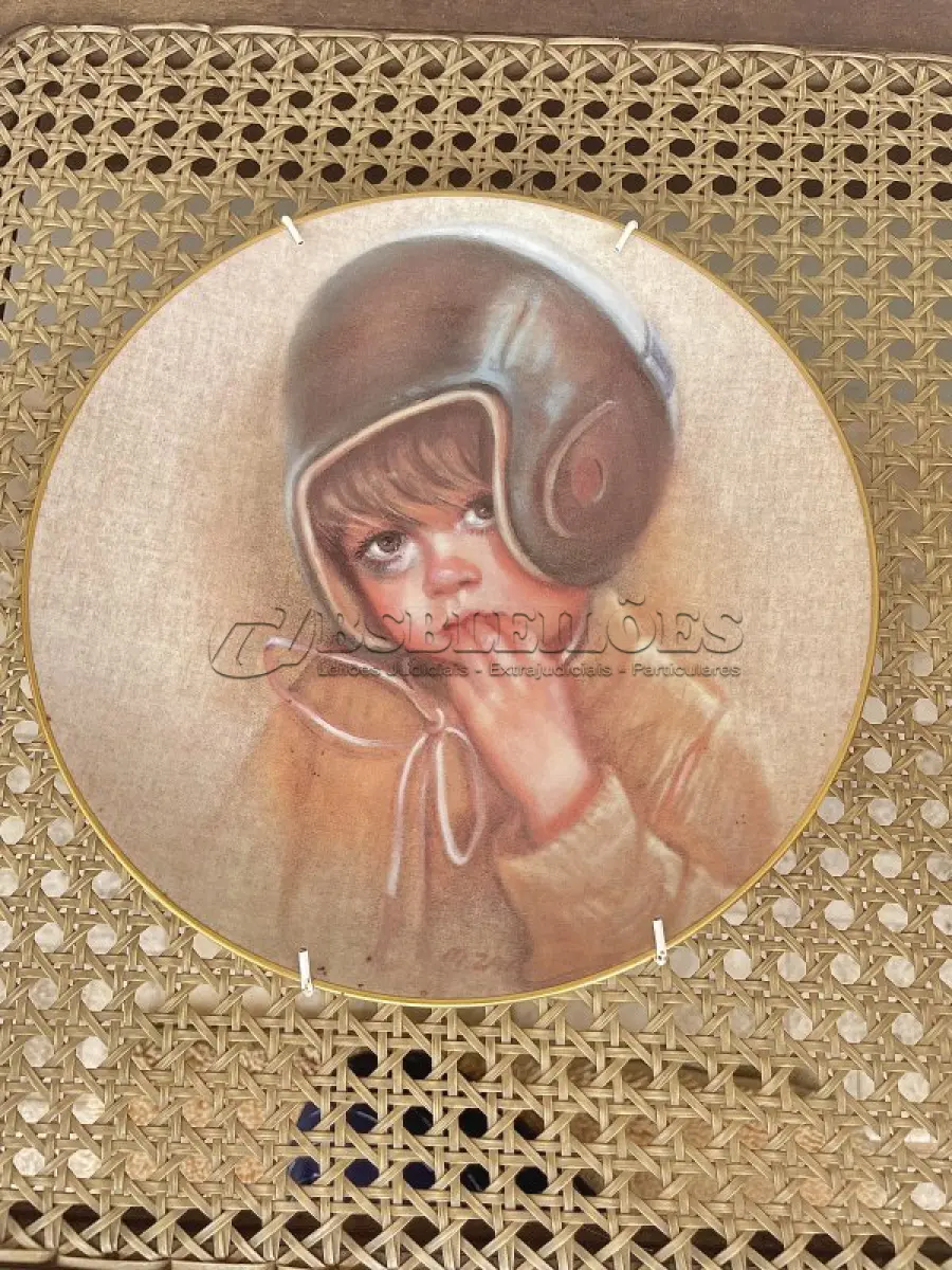 LOTE 289 - 01 PRATO DE COLECIONADOR "FAIRMONT PORCELAIN FIRST GAME" DE MARILYN ZAPP, VINTAGE DE 1983, "NOSTALGIC MEMORIES" SEGUNDA EDIÇÃO EDIÇÃO LIMITADA: 12.500 UNIDADES LANÇADAS APENAS 10.000 NOS EUA E 2,500 NO CANADA PELA EMPRESA BRENTWOOD FINE ARTS NA DÉCADA DE 80. PRATO DE NUMERO 226.EM EXCELENTE ESTADO, POSSUI A CAIXA ORIGINAL, DOCUMENTO. O SUPORTE DO PRATO NÃO ESTÁ INCLUÍDO. PEÇA COMPRADA EM GARAGEM DE ANTIGUIDADES NOS EUA. (NO ESTADO) ATENÇÃO! FAZER A VISITAÇÃO ANTES DE ARREMATAR, NÃO SABEMOS SE FUNCIONA, LEILÃO NÃO TEM GARANTIA E NEM DEVOLUÇÃO, SUJEITO A POSSÍVEIS AVARIAS VISÍVEIS/OCULTAS E/OU AUSÊNCIA DE COMPONENTES. 