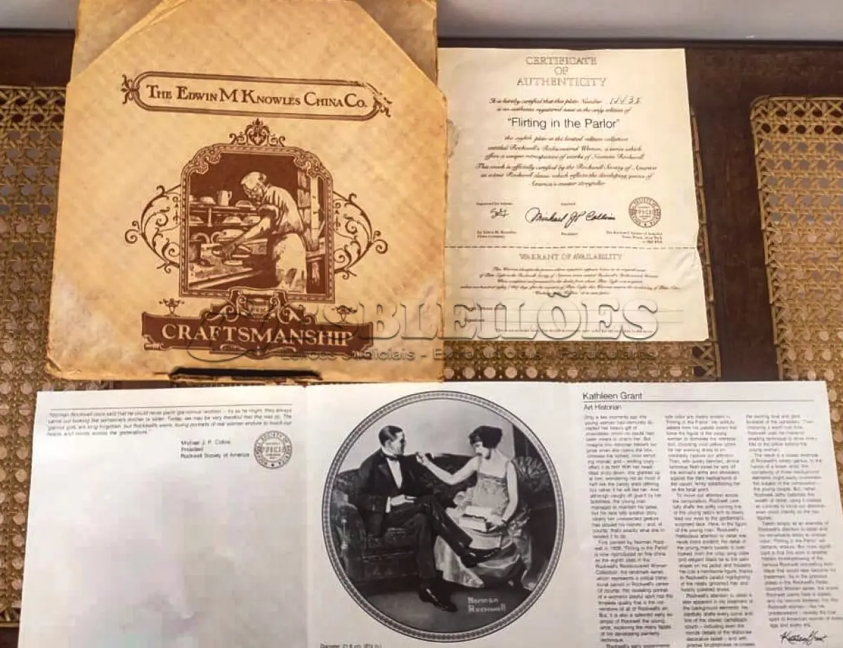 LOTE 323 - 01 LINDO PRATO VINTAGE NORMAN ROCKWELL,NORMAN ROCKWELL, "FLIRTING IN THE PARLOUR" MULHERES REDESCOBERTAS,POR NORMAN ROCKWELL,OITAVA EDIÇÃO DA COLEÇÃO REDISCOVERED WOMEN DA ROCKWELL, 1983 NA CAIXA ORIGINAL COM CERTIFICADO DE AUTENTICIDADE,FOLHETOS E DOCUMENTOS DA ÉPOCA. NÚMERO DO PRATO 1443I DE EDWIN KNOWLES NÚMERO BREITAX 84- R70 4-8. COM 21,5 CM DE DIÂMETRO, COMPRADO E, 23/07/1983. O SUPORTE DO PRATO NÃO ESTÁ INCLUÍDO. PEÇA COMPRADA EM GARAGEM DE ANTIGUIDADES NOS EUA. COM CAIXA E CERTIFICADO DE AUTENTICIDADE ORIGINAL. SUPORTE PARA PRATO NÃO INCLUÍDO NESTA VENDA. (NO ESTADO) ATENÇÃO! FAZER A VISITAÇÃO ANTES DE ARREMATAR, NÃO SABEMOS SE FUNCIONA, LEILÃO NÃO TEM GARANTIA E NEM DEVOLUÇÃO, SUJEITO A POSSÍVEIS AVARIAS VISÍVEIS/OCULTAS E/OU AUSÊNCIA DE COMPONENTES.