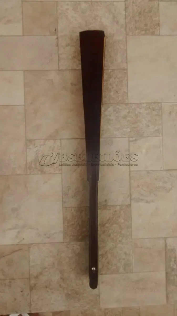 LOTE 303 - 01 LEQUE JAPÓNES ANTIGO GUARDADO A ANOS EM ÓTIMO ESTADO COM 32CM DE COMPRIMENTO. (NO ESTADO) ATENÇÃO! FAZER A VISITAÇÃO ANTES DE ARREMATAR, NÃO SABEMOS SE FUNCIONA, LEILÃO NÃO TEM GARANTIA E NEM DEVOLUÇÃO, SUJEITO A POSSÍVEIS AVARIAS VISÍVEIS/OCULTAS E/OU AUSÊNCIA DE COMPONENTES.