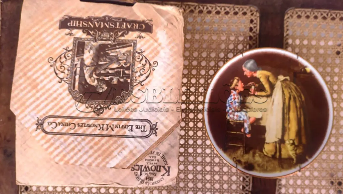 LOTE 320 - 01 RARO PRATO COLECIONÁVEL UMAS DAS PRIMEIRAS OBRAS DE NORMAN, COM 19,5 CM DE DIÂMETRO COM A OBRA "TAKE YOUR MEDICINE", "EM PORTUGUES TOME SEU REMEDIO" DE TOM SAWYER, DE NORMAN ROCKWELL, DE 1977, É UM ITEM MUITO PROCURADO POR QUALQUER COLECIONADOR ÁVIDO DE PEÇAS DECORATIVAS. FEITO NA DÉCADA DE 70,"CROWN BAVARIA ALEMANHA" ESTE PRATO É UMA VERDADEIRA JÓIA PARA QUEM BUSCA AUMENTAR SUA COLEÇÃO DE PRATOS COLECIONÁVEIS. EDIÇAO LIMITADA NA EPODA DE LANÇAMENTO COM SUAS CORES VIBRANTES E DESIGN INTRINCADO, CERTAMENTE CHAMARÁ A ATENÇÃO DE QUALQUER ADMIRADOR DA OBRA DE NORMAN ROCKWELL.EM EXCELENTE ESTADO. O SUPORTE DO PRATO NÃO ESTÁ INCLUÍDO. PEÇA COMPRADA EM GARAGEM DE ANTIGUIDADES NOS EUA. SUPORTE PARA PRATO NÃO INCLUÍDO NESTA VENDA. (NO ESTADO) ATENÇÃO! FAZER A VISITAÇÃO ANTES DE ARREMATAR, NÃO SABEMOS SE FUNCIONA, LEILÃO NÃO TEM GARANTIA E NEM DEVOLUÇÃO, SUJEITO A POSSÍVEIS AVARIAS VISÍVEIS/OCULTAS E/OU AUSÊNCIA DE COMPONENTES.