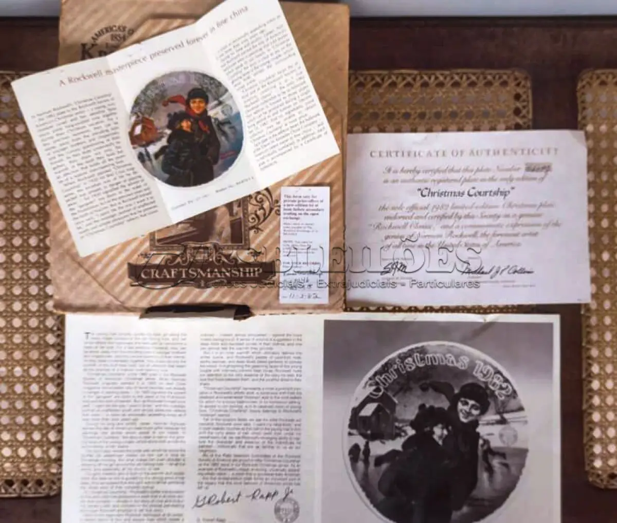 LOTE 338 - 01 PRATO NORMAN VINTAGE DE COLECIONADOR DA KNOWLES. COM NOTA DE COMPRA DATADA EM 03/11/1982,COM CETIFITICADO DE AUTENTICIDADE,CAIXA E FOLHETO ORIGINAL. INTITULA-SE "NATAL E É BASEADA NA OBRA "NATAL COURTSHIP", DE NORMAN ROCKWELL. APRESENTA UM CASAL PATINANDO EM UM LAGO CONGELADO À MODA ANTIGA. ESTA PLACA MEDE APROXIMADAMENTE 21 CM DE DIÂMETRO.OBRA INSPIRADA  PELA OLDES EM 1854 KNOWLES M. VIRCÍNIA,EUA EM PORCELANA FINA 1982 PRATO DE NUMERO 166096 A ÚNICA EDIÇÃO LIMITADA DE "CHRISTMAS COURTSHIP", FECHADA EM 1920 POR ERMAN ROCKWELL E CERTIFICADA PELA ROCKWELL SOCIETY CAMERICA. A NONA DE UMA SÉRIE ANUAL. EDIÇÃO LIMITADA PERMANENTEMENTE FECHADA POR EDWIN M. KNOWLES EM 28 DE DEZEMBRO DE 1982. CIDADE O 500 OFICIAL CORPORATIVO BRADEX Nº 84-270-19. RESULTADOS PARA AS OLDES 1854 KNOWLES M.PEÇA COMPRADA EM GARAGEM DE ANTIGUIDADES NOS EUA. SUPORTE PARA PRATO NÃO INCLUÍDO NESTA VENDA." . (NO ESTADO) ATENÇÃO! FAZER A VISITAÇÃO ANTES DE ARREMATAR, NÃO SABEMOS SE FUNCIONA, LEILÃO NÃO TEM GARANTIA E NEM DEVOLUÇÃO, SUJEITO A POSSÍVEIS AVARIAS VISÍVEIS/OCULTAS E/OU AUSÊNCIA DE COMPONENTES.