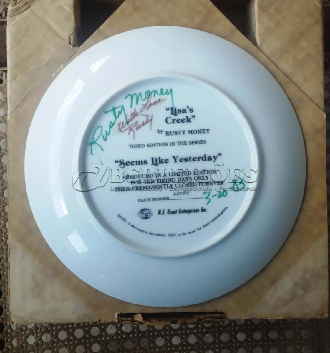 LOTE 314 - 01 PRATO DE COLECIONADOR SÉRIE PARECE QUE FOI ONTEM "SEEMS LIKE YESTERDAY" "EM PORTUGUES PARECE QUE FOI ONTEM"" PRODUZIDA EM EDIÇÃO LIMITADA POR APENAS 10 DIAS DE DISTRIBUIÇÃO E LOGO FECHADO PARA SEMPRE. PRATO DE NUMERO 6219C .PLACA DE COLECIONADOR B0Y RUSTY MONEY ESSA PEÇA FOI AUTOGRAFADA À MÃO PELO ARTISTA NA EPOCA DE LANÇAMENTO DOS PRATOS NOS EUA EM 30/03/1983. APRESENTA UMA CENA IT"" DA RUSTY MONEY, 3ª EDIÇÃO. E FOI FABRICADO ENTRE 1980 E 1989. É PERFEITO PARA COLECIONADORES DE ITENS DECORATIVOS AMERICANOS, ESPECIALMENTE PARA AQUELES INTERESSADOS EM PRATOS DE COLECIONADOR. EMITIDO PELA RJ ERNST ENTERPRISES. ACOMPANHA O CERTIFICADO DE AUTENTICIDADE NA CAIXA ORIGINAL. COM 22 CM DE DIÂMETRO. PEÇA COMPRADA EM GARAGEM DE ANTIGUIDADES NOS EUA. “SUPORTE PARA PRATO NÃO INCLUÍDO NESTA VENDA.” . (NO ESTADO) ATENÇÃO! FAZER A VISITAÇÃO ANTES DE ARREMATAR, NÃO SABEMOS SE FUNCIONA, LEILÃO NÃO TEM GARANTIA E NEM DEVOLUÇÃO, SUJEITO A POSSÍVEIS AVARIAS VISÍVEIS/OCULTAS E/OU AUSÊNCIA DE COMPONENTES.