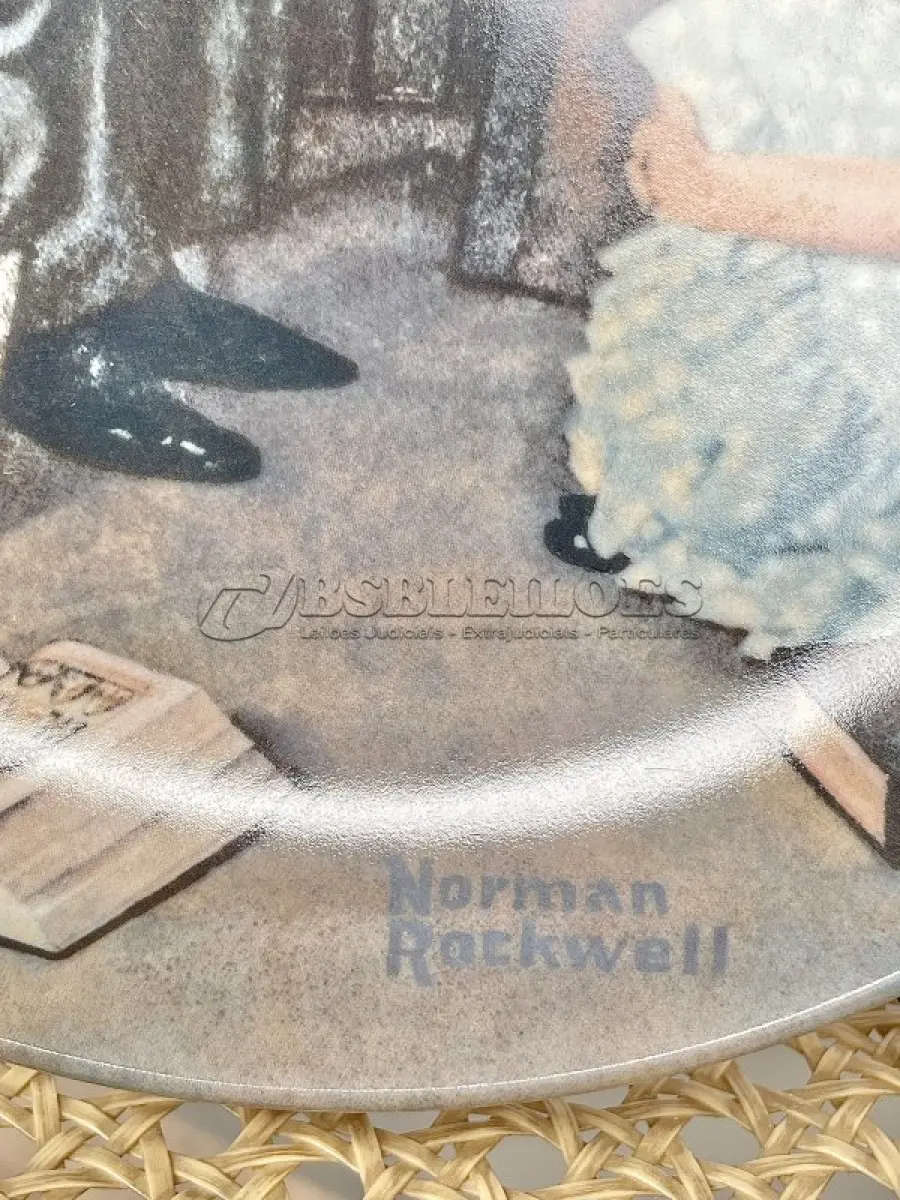 LOTE 167 - 01 PRATO VINTAGE NORMAN ROCKWELL DE 1984. INTITULA-SE "THE STORYTELLER" (O CONTADOR DE HISTÓRIAS). É FEITO EM PORCELANA FINA KNOWLES. É O OITAVO DA COLEÇÃO ROCKWELL HERITAGE. FABRICADO EM EDIÇÃO LIMITADA, PERMANENTEMENTE FECHADO EM 1984 PELA KNOWLES E CERTIFICADO COMO UM "VERDADEIRO CLÁSSICO ROCKWELL" PELA ROCKWELL SOCIETY OF AMERICA. É MARCADO COM O NÚMERO BRADEX 84-R70-3.8. É MARCADO COM O NÚMERO DE PLACA C 8167O.SUPORTE DO PRATO NÃO ESTÁ INCLUÍDO. ITEM COMPRADO EM GARAGENS DE ANTIGUIDADES NOS EUA. (NO ESTADO) ATENÇÃO! FAZER A VISITAÇÃO ANTES DE ARREMATAR, NÃO SABEMOS SE FUNCIONA, LEILÃO NÃO TEM GARANTIA E NEM DEVOLUÇÃO, SUJEITO A POSSÍVEIS AVARIAS VISÍVEIS/OCULTAS E/OU AUSÊNCIA DE COMPONENTES.