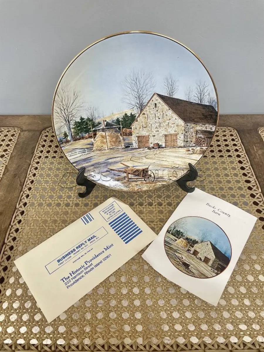 LOTE 287 - 01 RARO PRATO PORCELANA FRANCISCANA DA HISTORIC PROVIDENCE MINT WORLD PREMIER FIRST EDITION, DE 1983, DA SÉRIE THE VANISHING AMERICAN BARN, DA HARRIS HIEN, A SEGUNDA EDIÇÃO DA SÉRIE, INTITULADA "BUCKS COUNTY BARN". O PRATO APRESENTA UMA REPRESENTAÇÃO ÚNICA, DETALHADA E COLORIDA DE UM TIPO DE CELEIRO AMERICANO, SITUADO EM UM CENÁRIO DE FAZENDA DE DIFERENTES REGIÕES DO PAÍS, COM DETALHES DOURADOS NA BORDA. ESTAMPADAS NA PARTE INFERIOR COM O NOME DA SÉRIE, TÍTULO, ASSINATURA IMPRESSA DO ARTISTA E A MARCA THE HISTORIC PROVIDENCE MINT, E MEDEM APROXIMADAMENTE 21,8 CM DE DIÂMETRO. EM EXCELENTE ESTADO, POSSUI A CAIXA ORIGINAL E OS DOCUMENTOS. O SUPORTE DO PRATO NÃO ESTÁ INCLUÍDO. PEÇA COMPRADA EM GARAGEM DE ANTIGUIDADES NOS EUA. (NO ESTADO) ATENÇÃO! FAZER A VISITAÇÃO ANTES DE ARREMATAR, NÃO SABEMOS SE FUNCIONA, LEILÃO NÃO TEM GARANTIA E NEM DEVOLUÇÃO, SUJEITO A POSSÍVEIS AVARIAS VISÍVEIS/OCULTAS E/OU AUSÊNCIA DE COMPONENTES.