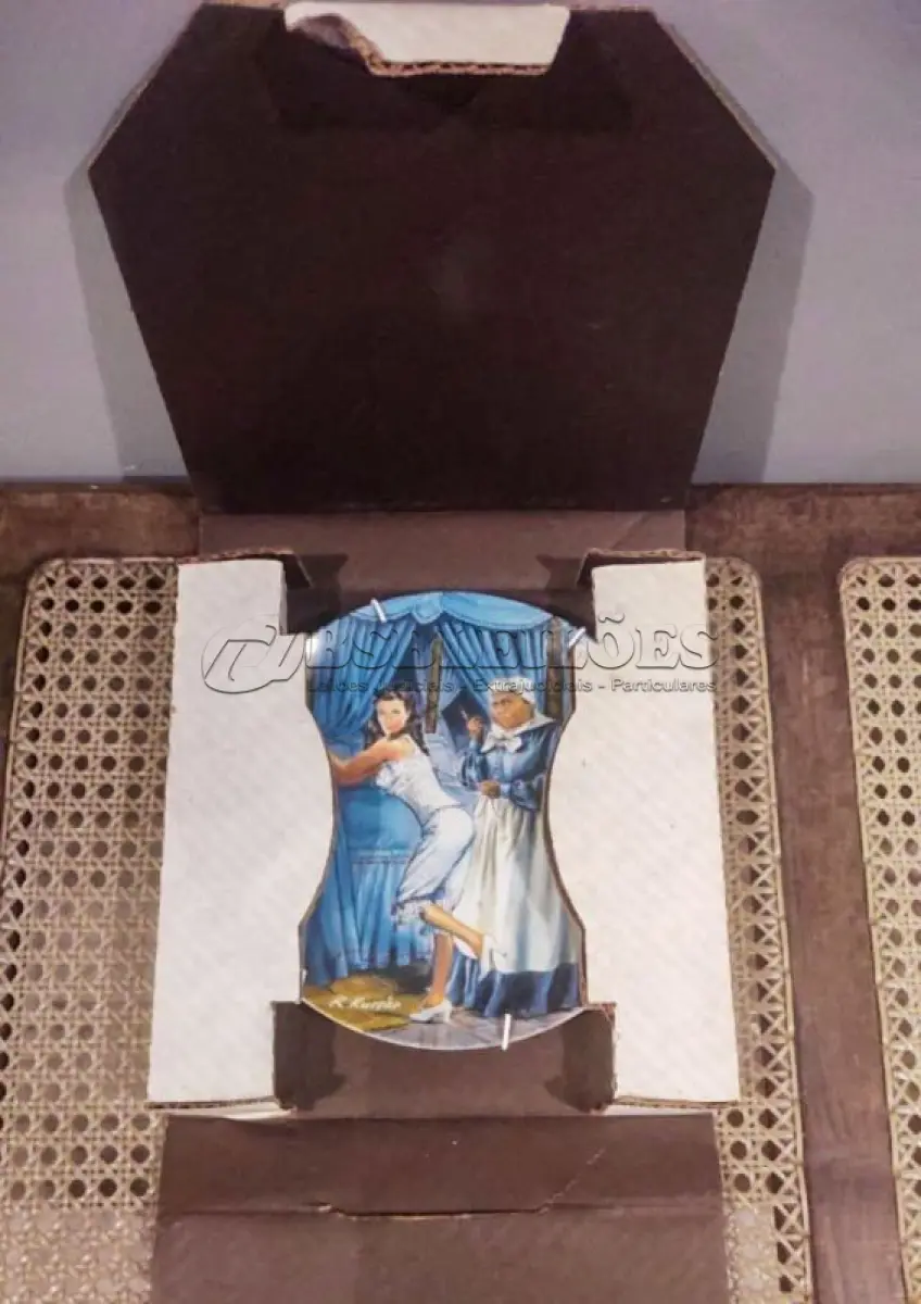 LOTE 296 - 01 PRATO O VENTO LEVOU  MAMMY LACING SCARLETT LINDO PRATO DE PORCELANA. ESTE É MAMMY LACING SCARLETT. ARTISTA RAYMOND KURSAR. ASSINADO NA FRENTE. QUINTA EDIÇÃO DE E O VENTO LEVOU 1982 EDWIN M KNOWLES. AUTORIZADO PELA MGM - EDIÇÃO LIMITADA. SELZNICK. PRATO BRADEX #84-K41-3.5. TODAS AS INFORMAÇÕES NO VERSO DO PRATO. TEM TODA A PAPELADA E CAIXA ORIGINAL. A CAIXA ORIGINAL ESTÁ EM BOAS CONDIÇÕES. PRATO EM PERFEITAS CONDIÇÕES. VIVIAN LEIGH E HATTIE MCDANIEL. MAMMY ESTÁ PREPARANDO SCARLETT PARA O GRANDE CHURRASCO DE 12 OAKS. LINDO QUARTO AZUL COM LUXUOSOS DETALHES DOURADOS. SCARLETT EM SEU ESPARTILHO. ESTE PRATO DE EDIÇÃO LIMITADA ESTÁ EM EXCELENTES CONDIÇÕES NA EMBALAGEM ORIGINAL E FOLHETO SERIA UMA ADIÇÃO FABULOSA À SUA COLEÇÃO. ESTES PRATOS SÃO EXTREMAMENTE COLECIONÁVEIS E NÃO SÃO MAIS FABRICADOS, O QUE OS TORNA UM BEM REALMENTE VALIOSO. VÊM COM UM CERTIFICADO DE AUTENTICIDADE E UM NÚMERO ÚNICO LIMITADO REGISTRADO PELO FABRICANTE.PEÇA COMPRADA EM GARAGEM DE ANTIGUIDADES NOS EUA. SUPORTE PARA PRATO NÃO INCLUÍDO NESTA VENDA.  (NO ESTADO) ATENÇÃO! FAZER A VISITAÇÃO ANTES DE ARREMATAR, NÃO SABEMOS SE FUNCIONA, LEILÃO NÃO TEM GARANTIA E NEM DEVOLUÇÃO, SUJEITO A POSSÍVEIS AVARIAS VISÍVEIS/OCULTAS E/OU AUSÊNCIA DE COMPONENTES.