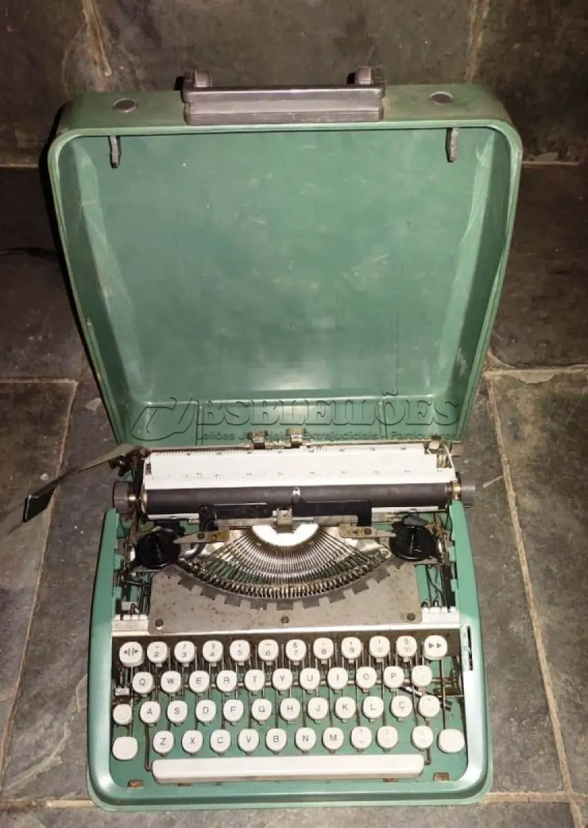 LOTE 430 - 01 MÁQUINA DE ESCREVER ANTIGA FUNCIONANDO PERFEITAMENTE. (NO ESTADO) ATENÇÃO! FAZER A VISITAÇÃO ANTES DE ARREMATAR, NÃO SABEMOS SE FUNCIONA, LEILÃO NÃO TEM GARANTIA E NEM DEVOLUÇÃO, SUJEITO A POSSÍVEIS AVARIAS VISÍVEIS/OCULTAS E/OU AUSÊNCIA DE COMPONENTES.