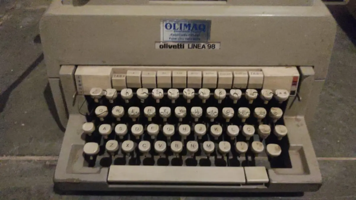 LOTE 435 - 01 MÁQUINA DE ESCREVER ANTIGA OLIVETTI  LINEA 98. (NO ESTADO) ATENÇÃO! FAZER A VISITAÇÃO ANTES DE ARREMATAR, NÃO SABEMOS SE FUNCIONA, LEILÃO NÃO TEM GARANTIA E NEM DEVOLUÇÃO, SUJEITO A POSSÍVEIS AVARIAS VISÍVEIS/OCULTAS E/OU AUSÊNCIA DE COMPONENTES.