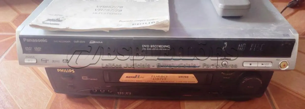 LOTE 418 - 01 GRAVADOR DE DVD DE MESA  PANASONIC MAIS VÍDEO CASSETE. (NO ESTADO) ATENÇÃO! FAZER A VISITAÇÃO ANTES DE ARREMATAR, NÃO SABEMOS SE FUNCIONA, LEILÃO NÃO TEM GARANTIA E NEM DEVOLUÇÃO, SUJEITO A POSSÍVEIS AVARIAS VISÍVEIS/OCULTAS E/OU AUSÊNCIA DE COMPONENTES.