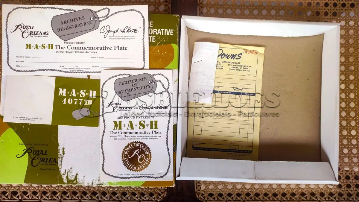 LOTE 120 - 01 LINDO PRATO DE COLECIONADOR MASH 4077ª EDIÇÃO ÚLTIMA TEMPORADA DA SÉRIE DE TELEVISÃO MASH, LIMITADA NA CAIXA ORIGINAL. COM  21,5 CM DE DIÂMETRO, FABRICADO EM 1982 PELA ROYAL ORLEANS PARA A TWENTIETH CENTURY-FOX. UM PRATO MUITO BONITO. NO VERSO, HÁ UMA LISTA COM O NOME DOS ATORES. DISTRIBUÍDO EXCLUSIVAMENTE PELA ROYAL ORLEANS, NOVA ORLEANS, LA. COM CERTIFICADO DE AUTENTICIDADE E DOCUMENTOS. ITEM COMPRADO E GARAGENS DE ANTIGUIDADES NOS EUA. SUPORTE PARA PRATO NÃO INCLUÍDO NESTA VENDA. (NO ESTADO) ATENÇÃO! FAZER A VISITAÇÃO ANTES DE ARREMATAR, NÃO SABEMOS SE FUNCIONA, LEILÃO NÃO TEM GARANTIA E NEM DEVOLUÇÃO, SUJEITO A POSSÍVEIS AVARIAS VISÍVEIS/OCULTAS E/OU AUSÊNCIA DE COMPONENTES.
