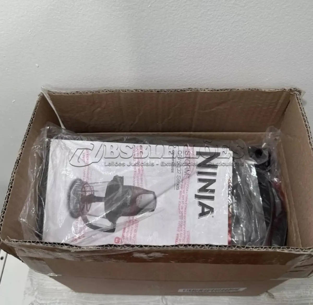 LOTE 176 - 01 PROCESSADOR PERSONAL NINJA MODELO QB751Q SERIES VOLTAGEM 120V 60HZ 450 WATTS NOVO NUNCA USADO FUNCIONANDO.ITEM ORIGINAL COMPRADO EM LOJA NOS EUA. (NO ESTADO) ATENÇÃO! FAZER A VISITAÇÃO ANTES DE ARREMATAR, NÃO SABEMOS SE FUNCIONA, LEILÃO NÃO TEM GARANTIA E NEM DEVOLUÇÃO, SUJEITO A POSSÍVEIS AVARIAS VISÍVEIS/OCULTAS E/OU AUSÊNCIA DE COMPONENTES.