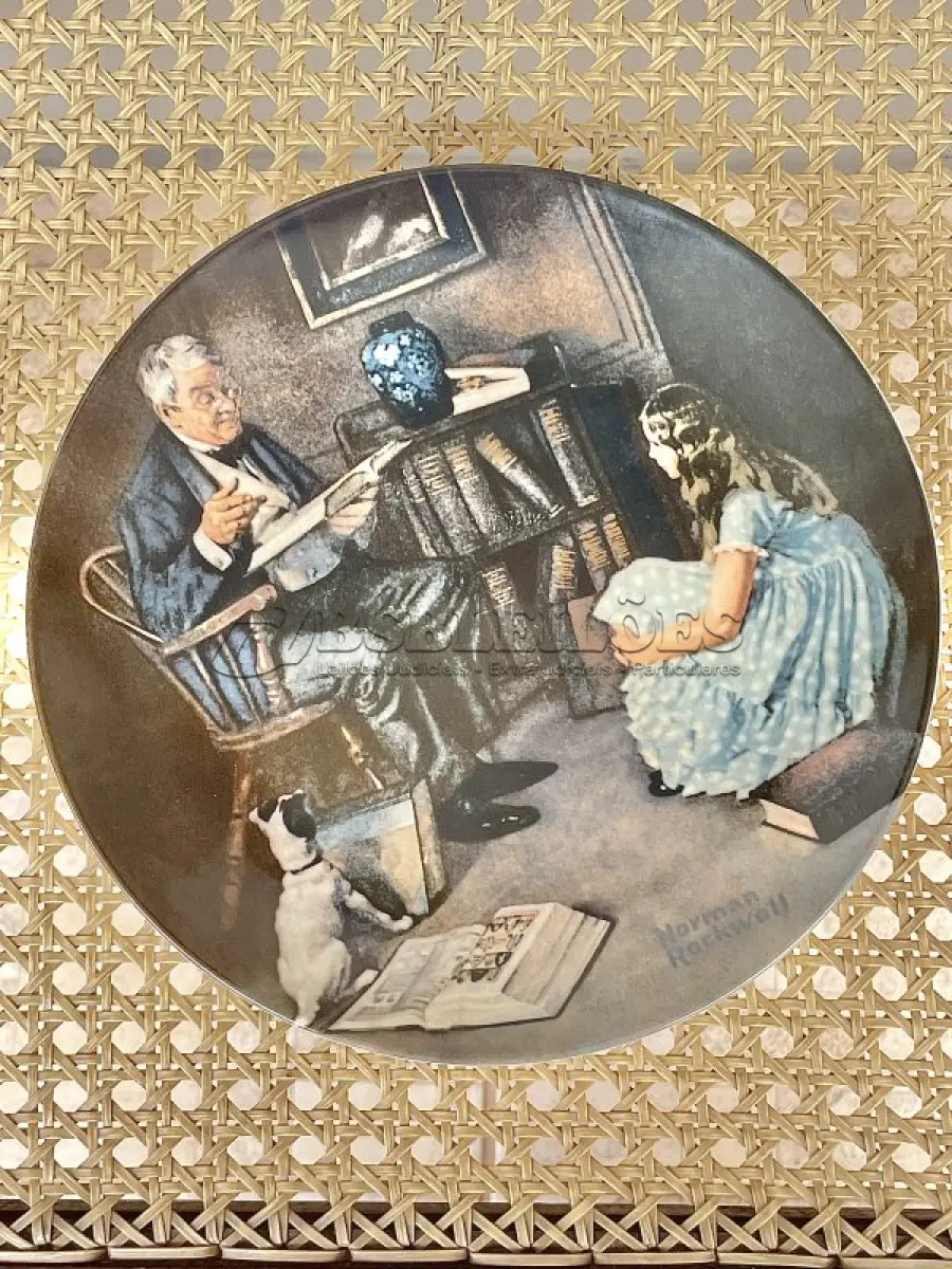 LOTE 167 - 01 PRATO VINTAGE NORMAN ROCKWELL DE 1984. INTITULA-SE "THE STORYTELLER" (O CONTADOR DE HISTÓRIAS). É FEITO EM PORCELANA FINA KNOWLES. É O OITAVO DA COLEÇÃO ROCKWELL HERITAGE. FABRICADO EM EDIÇÃO LIMITADA, PERMANENTEMENTE FECHADO EM 1984 PELA KNOWLES E CERTIFICADO COMO UM "VERDADEIRO CLÁSSICO ROCKWELL" PELA ROCKWELL SOCIETY OF AMERICA. É MARCADO COM O NÚMERO BRADEX 84-R70-3.8. É MARCADO COM O NÚMERO DE PLACA C 8167O.SUPORTE DO PRATO NÃO ESTÁ INCLUÍDO. ITEM COMPRADO EM GARAGENS DE ANTIGUIDADES NOS EUA. (NO ESTADO) ATENÇÃO! FAZER A VISITAÇÃO ANTES DE ARREMATAR, NÃO SABEMOS SE FUNCIONA, LEILÃO NÃO TEM GARANTIA E NEM DEVOLUÇÃO, SUJEITO A POSSÍVEIS AVARIAS VISÍVEIS/OCULTAS E/OU AUSÊNCIA DE COMPONENTES.