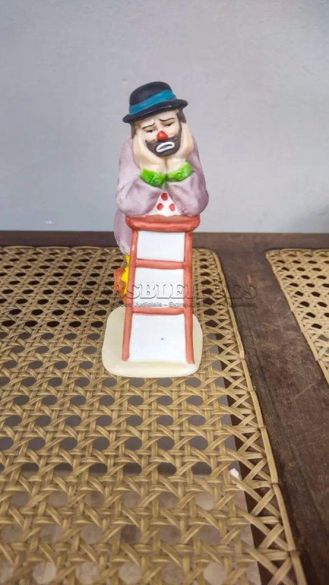 LOTE 194 - 01 ESTATUETA DE PALHAÇO DE CERÂMICA VINTAGE DA COLEÇÃO FLAMBRO DE EMMETT KELLY JR. PAÍS/REGIÃO DE FABRICAÇÃO TAIWAN. ESTA ESTATUETA DO EMMETT KELLY JR. APRESENTA UM PALHAÇO SEGURANDO O ROSTO ENTRE AS MÃOS. ORIGINAL. EXCELENTE ESTADO, SEM LASCAS, RACHADURAS EM ÓTIMO ESTADO PEÇA RARA ITEM LANÇADOS ANOS 90 NOS EUA  CM DE ALTURA E UMA BASE DE 15 ​​CM. COM  SUA ASSINATURA NA PARTE INFERIOR JUNTO COM "EXCLUSIVAMENTE DA FLAMBRO EMPRESA FAMOSA NOS EUA DECADA DE 90, COMPRADAS EM LOJAS DE ANTIGUIDADES DOS EUA. (NO ESTADO) ATENÇÃO! FAZER A VISITAÇÃO ANTES DE ARREMATAR, NÃO SABEMOS SE FUNCIONA, LEILÃO NÃO TEM GARANTIA E NEM DEVOLUÇÃO, SUJEITO A POSSÍVEIS AVARIAS VISÍVEIS/OCULTAS E/OU AUSÊNCIA DE COMPONENTES.