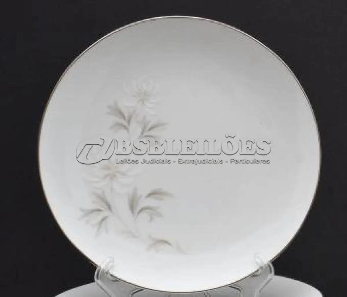 LOTE 162 - 01 PRATOS JAPONESES DA FAMOSA MARCA JAPONESA NORITAKE  PORCELANA JAPONESA  SÃO  12  PRATOS DE DECORAÇÃO POLICROMA COM MOTIVO FLORAL SOBRE FUNDO BRANCO. BORDA COM FRISO PRATEADO. DIÂMETRO 27 CM DE DIAMETRO.SUPORTE PARA PRATO NÃO INCLUÍDO NESTA VENDA. (NO ESTADO) ATENÇÃO! FAZER A VISITAÇÃO ANTES DE ARREMATAR, NÃO SABEMOS SE FUNCIONA, LEILÃO NÃO TEM GARANTIA E NEM DEVOLUÇÃO, SUJEITO A POSSÍVEIS AVARIAS VISÍVEIS/OCULTAS E/OU AUSÊNCIA DE COMPONENTES.