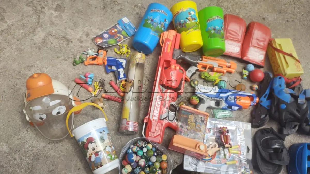 LOTE 421 - 01 LOTE DE BRINQUEDOS ANTIGOS COLECIONÁVEIS. (NO ESTADO) ATENÇÃO! FAZER A VISITAÇÃO ANTES DE ARREMATAR, NÃO SABEMOS SE FUNCIONA, LEILÃO NÃO TEM GARANTIA E NEM DEVOLUÇÃO, SUJEITO A POSSÍVEIS AVARIAS VISÍVEIS/OCULTAS E/OU AUSÊNCIA DE COMPONENTES.