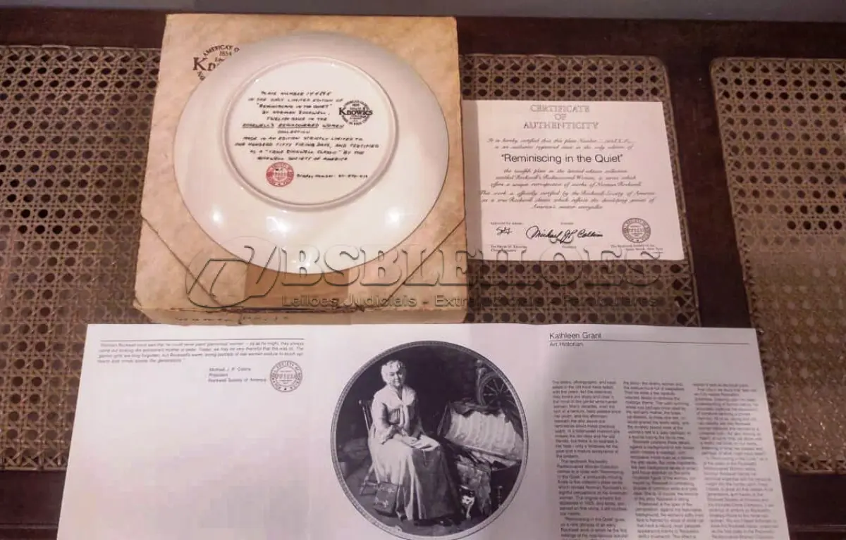 LOTE 315 - 01 PRATO COLECIONÁVEL EMITIDO PELA KNOWLES CHINA.ESTA EDIÇÃO LIMITADA É UM DESIGN DE NORMAN ROCKWELL E É CHAMADA DE "REMINISCING IN THE QUIET" (REMINISCÊNCIAS NO SILÊNCIO).DA "REDISCOVERED WOMEN COLLECTION" DE ROCKWELL. ROCKWELL REALMENTE RETRATOU A SIMPLICIDADE DA VIDA AMERICANA, AQUELES MOMENTOS RICOS QUE TODOS NÓS VALORIZAMOS. O PRATO COM 21,5 CM DE  DIÂMETRO. NUMERADO 14489K.UMA EDIÇÃO LIMITADA, ORIGINAL OX E COA INCLUÍDOS. ÓTIMA COR, ESTILO E CONDIÇÃO. COM CERTIFICADO DE AUTENTICIDADE E OS FOLHETOS ORIGINAL DA ÉPOCA E NOTA DE COMPRA DATA EM, 28/05/1981.ITEM COMPRADO E GARAGENS DE ANTIGUIDADES NOS EUA. SUPORTE PARA PRATO NÃO INCLUÍDO NESTA VENDA. (NO ESTADO) ATENÇÃO! FAZER A VISITAÇÃO ANTES DE ARREMATAR, NÃO SABEMOS SE FUNCIONA, LEILÃO NÃO TEM GARANTIA E NEM DEVOLUÇÃO, SUJEITO A POSSÍVEIS AVARIAS VISÍVEIS/OCULTAS E/OU AUSÊNCIA DE COMPONENTES.