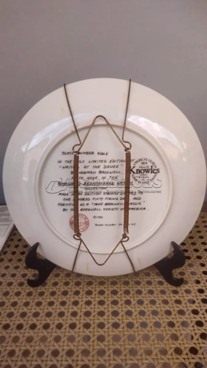 LOTE 193 - 01 RARO  PRATO VINTAGE DE COLECIONADOR DA BRADFORD EXCHANGE APRESENTA A ICÔNICA PINTURA DE NORMAN ROCKWELL "ESPERANDO NO BAILE". ESTÁ COM CERTIFICADO DE AUTENTICIDADE NOTAS DE COMPRAS DA ÉPOCA DATADA EM 12/07/1982 O PRATO TEM 21 CM DE DIÂMETRO E É FEITO DE PORCELANA COM UM DESIGN MULTICOLORIDO. FAZ PARTE DA COLEÇÃO MULHERES REDESCOBERTAS DE ROCKWELL E É UMA EDIÇÃO LIMITADA E NUMERADA.O PRATO FOI PRODUZIDO NO FINAL DO SÉCULO XX UTILIZANDO O ESTILO E A TÉCNICA DE PRODUÇÃO DE CERÂMICA ARTÍSTICA. FOI FABRICADO NOS ESTADOS UNIDOS E É UM COMPLEMENTO PERFEITO PARA QUALQUER COLEÇÃO DE PRATOS DECORATIVOS DE COLECIONADOR. O PRATO ESTÁ EM EXCELENTE ESTADO E SERIA UM ÓTIMO PRESENTE PARA QUALQUER FÃ DE NORMAN ROCKWELL OU DE PRATOS DE COLECIONADOR. O SUPORTE DO PRATO NÃO ESTÁ INCLUÍDO. (NO ESTADO) ATENÇÃO! FAZER A VISITAÇÃO ANTES DE ARREMATAR, NÃO SABEMOS SE FUNCIONA, LEILÃO NÃO TEM GARANTIA E NEM DEVOLUÇÃO, SUJEITO A POSSÍVEIS AVARIAS VISÍVEIS/OCULTAS E/OU AUSÊNCIA DE COMPONENTES.