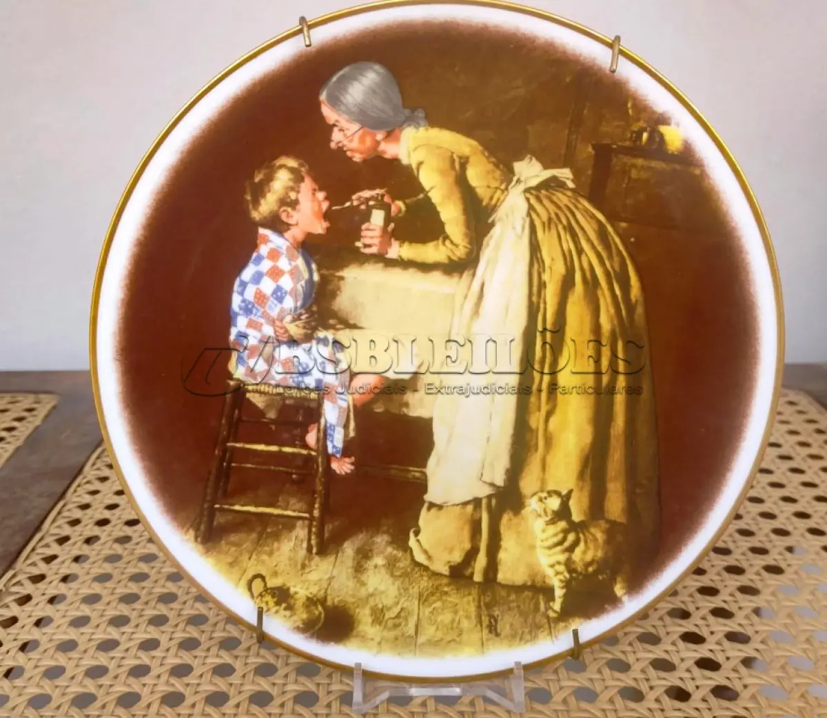LOTE 320 - 01 RARO PRATO COLECIONÁVEL UMAS DAS PRIMEIRAS OBRAS DE NORMAN, COM 19,5 CM DE DIÂMETRO COM A OBRA "TAKE YOUR MEDICINE", "EM PORTUGUES TOME SEU REMEDIO" DE TOM SAWYER, DE NORMAN ROCKWELL, DE 1977, É UM ITEM MUITO PROCURADO POR QUALQUER COLECIONADOR ÁVIDO DE PEÇAS DECORATIVAS. FEITO NA DÉCADA DE 70,"CROWN BAVARIA ALEMANHA" ESTE PRATO É UMA VERDADEIRA JÓIA PARA QUEM BUSCA AUMENTAR SUA COLEÇÃO DE PRATOS COLECIONÁVEIS. EDIÇAO LIMITADA NA EPODA DE LANÇAMENTO COM SUAS CORES VIBRANTES E DESIGN INTRINCADO, CERTAMENTE CHAMARÁ A ATENÇÃO DE QUALQUER ADMIRADOR DA OBRA DE NORMAN ROCKWELL.EM EXCELENTE ESTADO. O SUPORTE DO PRATO NÃO ESTÁ INCLUÍDO. PEÇA COMPRADA EM GARAGEM DE ANTIGUIDADES NOS EUA. SUPORTE PARA PRATO NÃO INCLUÍDO NESTA VENDA. (NO ESTADO) ATENÇÃO! FAZER A VISITAÇÃO ANTES DE ARREMATAR, NÃO SABEMOS SE FUNCIONA, LEILÃO NÃO TEM GARANTIA E NEM DEVOLUÇÃO, SUJEITO A POSSÍVEIS AVARIAS VISÍVEIS/OCULTAS E/OU AUSÊNCIA DE COMPONENTES.