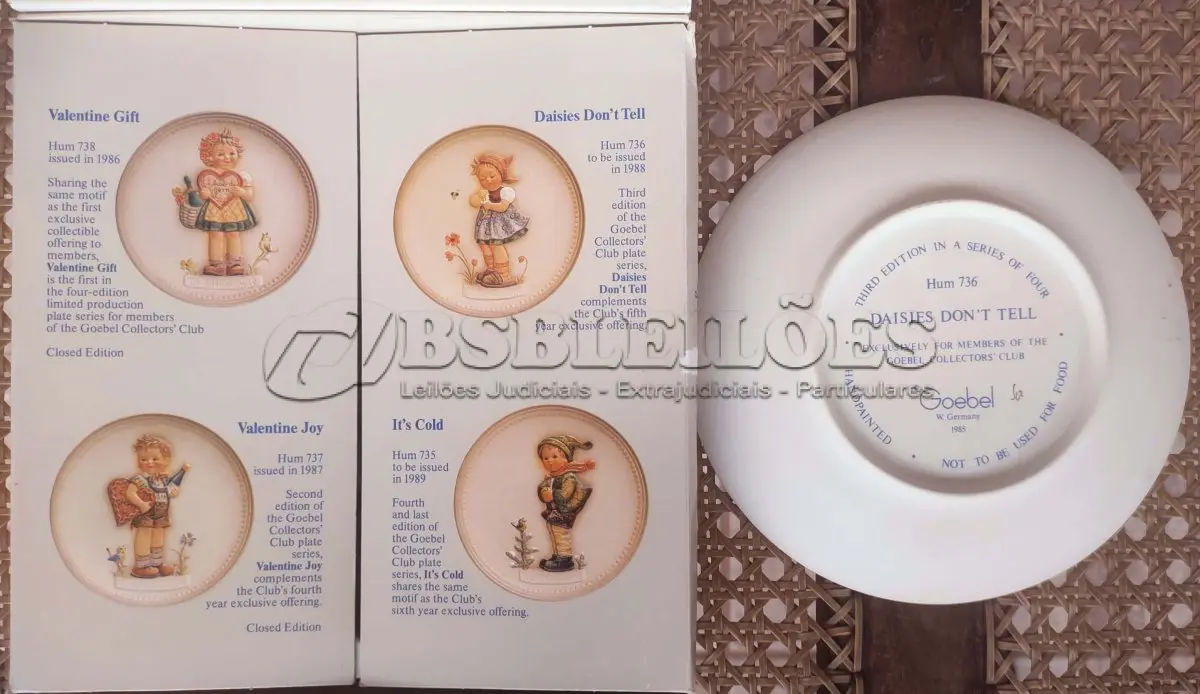 LOTE 313 - 01 RARO PRATO DE PORCELANA LINDAMENTE TRABALHADO DA FAMOSA M.J. HUMMEL GOEBEL APRESENTA UM FORMATO REDONDO E DESIGN MULTICOLORIDO, PERFEITO PARA TODAS AS OCASIÕES E ESTILOS DE DECORAÇÃO. É UM ITEM DE COLECIONADOR DA SEGUNDA EDIÇÃO DO PRATO VALENTINE JOY, GRAVADO COM DETALHES INTRINCADOS E FABRICADO NA ALEMANHA NA DÉCADA DE 1980.TERCEIRA EDIÇÃO DE UMA SÉRIE DE QUATRO PRATOS LANÇADOS PEÇA ÚNICA DA CULTURA ALEMÃ E VEM DA FRANQUIA GOEBEL, COM 16 CM DE DIÂMETROUMA MARCA RENOMADA NO SETOR DE COLECIONÁVEIS ​​DECORATIVOS. LANÇADA SOMENTE PARA MEMBROS DO CLUBE DE COLECIONADORES GOEBEL. ITEM COMPRADO EM GARAGENS DE ANTIGUIDADES NOS EUA.SUPORTE PARA PRATO NÃO INCLUÍDO NESTA VENDA. (NO ESTADO) ATENÇÃO! FAZER A VISITAÇÃO ANTES DE ARREMATAR, NÃO SABEMOS SE FUNCIONA, LEILÃO NÃO TEM GARANTIA E NEM DEVOLUÇÃO, SUJEITO A POSSÍVEIS AVARIAS VISÍVEIS/OCULTAS E/OU AUSÊNCIA DE COMPONENTES.