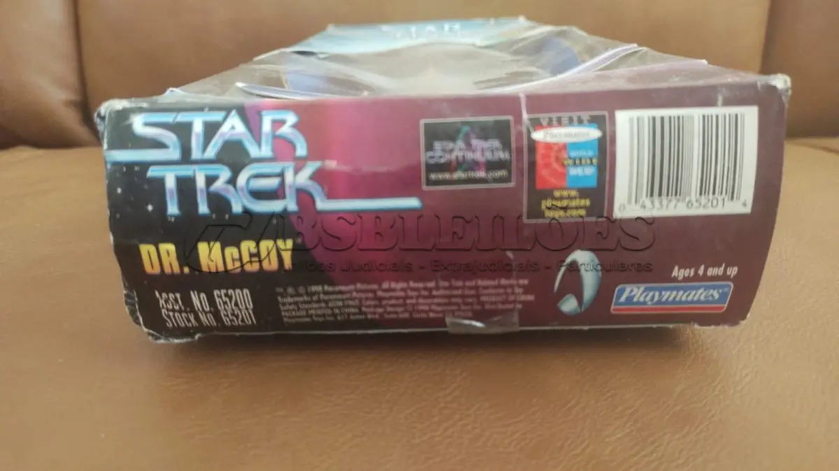 LOTE 132 - 01 RARO STAR TREK DR LEONARD MCCOY KB TOYS EXCLUSIVE 1998 EDITION NOVO LACARDO NA CAIXA ITEM COMPRADO E GARAGENS DE ANTIGUIDADES NOS EUA. (NO ESTADO) ATENÇÃO! FAZER A VISITAÇÃO ANTES DE ARREMATAR, NÃO SABEMOS SE FUNCIONA, LEILÃO NÃO TEM GARANTIA E NEM DEVOLUÇÃO, SUJEITO A POSSÍVEIS AVARIAS VISÍVEIS/OCULTAS E/OU AUSÊNCIA DE COMPONENTES.