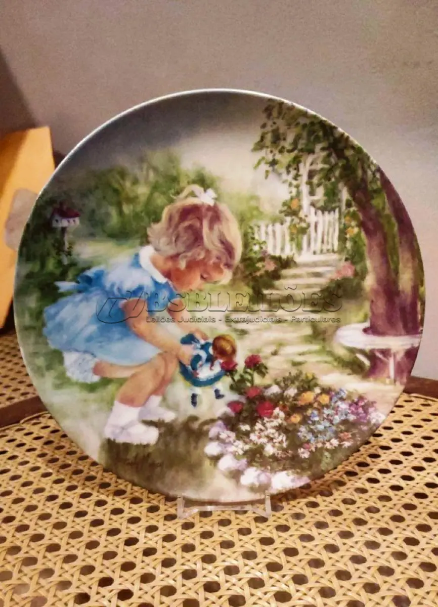 LOTE 312 - 01 PRATO DE COLECIONADOR SÉRIE PARECE QUE FOI ONTEM "STOP AND SMELL LIKE YESTERDAY" "EM PORTUGUES PARE E SINTA O CHEIRO DAS ROSA" PRODUZIDA EM EDIÇÃO LIMITADA POR APENAS 10 DIAS DE DISTRIBUIÇÃO E LOGO FECHADO PARA SEMPRE. PRATO DE NUMERO A 943.PLACA DE COLECIONADOR B0Y RUSTY MONEY ESSA PEÇA FOI AUTOGRAFA PELO  ARTISTA NA EPOCA DE LANÇAMETO DOS PRATOS NOS EUA. APRESENTA UMA CENA IT" DA RUSTY MONEY, 1ª EDIÇÃO. E FOI FABRICADO ENTRE 1980 E 1989. É PERFEITO PARA COLECIONADORES DE ITENS DECORATIVOS AMERICANOS, ESPECIALMENTE PARA AQUELES INTERESSADOS EM PRATOS DE COLECIONADOR. EMITIDO PELA RJ ERNST ENTERPRISES. ACOMPANHA O CERTIFICADO DE AUTENTICIDADE NA CAIXA ORIGINAL. COM 22 CM DE DIÂMETRO. PEÇA COMPRADA EM GARAGEM DE ANTIGUIDADES NOS EUA. “SUPORTE PARA PRATO NÃO INCLUÍDO NESTA VENDA.” . (NO ESTADO) ATENÇÃO! FAZER A VISITAÇÃO ANTES DE ARREMATAR, NÃO SABEMOS SE FUNCIONA, LEILÃO NÃO TEM GARANTIA E NEM DEVOLUÇÃO, SUJEITO A POSSÍVEIS AVARIAS VISÍVEIS/OCULTAS E/OU AUSÊNCIA DE COMPONENTES.