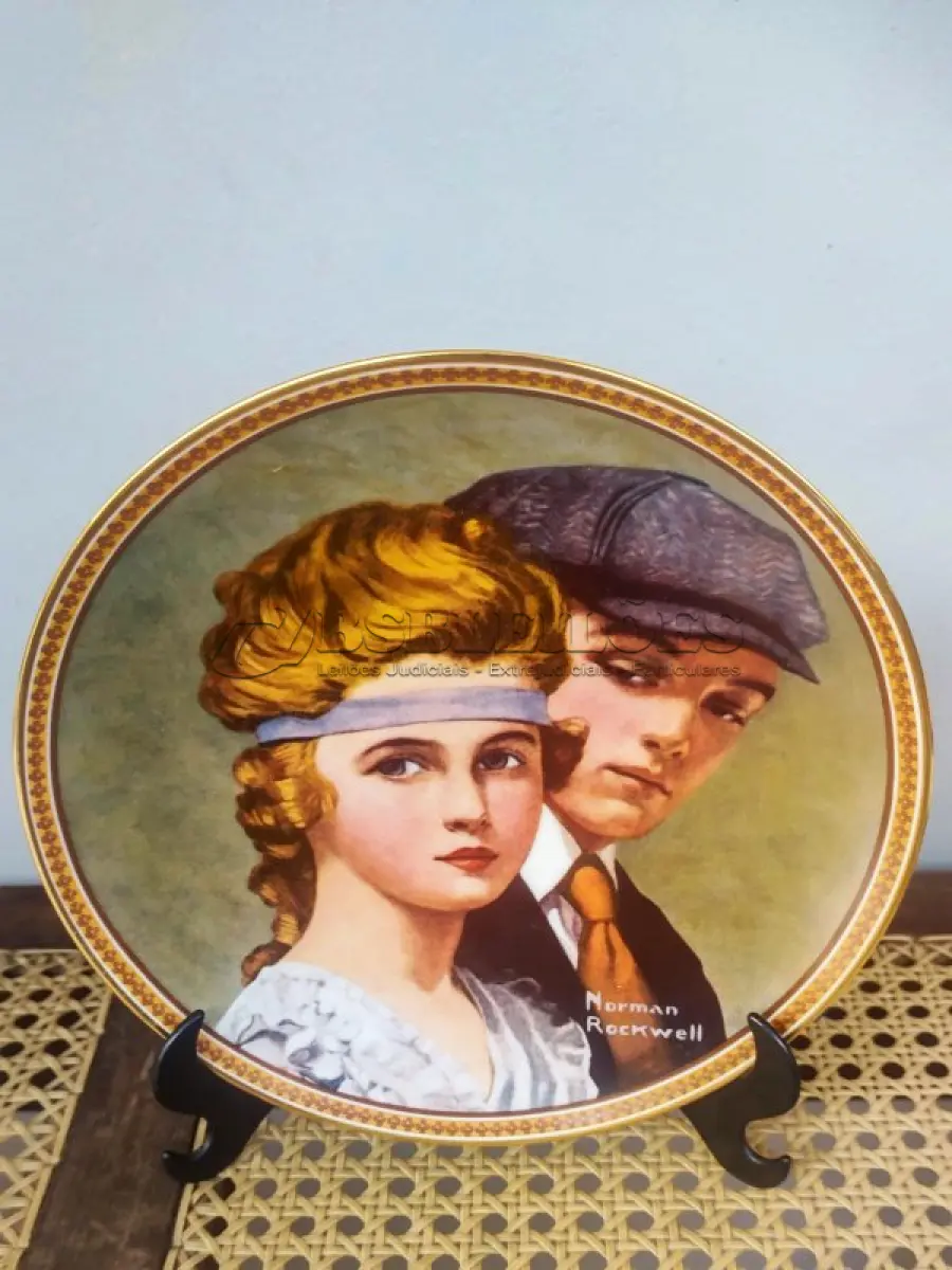 LOTE 149 - 01 RARO PRATO DE COLECIONADOR KNOWLES MINT DE 1983. COM 21,5 CM DE CUMPRIMENTO EDIÇÃO LIMITADA DA COLEÇÃO NORMAN ROCKWELL."MEETING ON THE PATH" "ENCONTRO NO CAMINHO", D, ROCKWELL SOCIETY NO VERSO DA PLACA. COM CERTIFICADO DE AUTENTICIDADE, EMBALAGEM ORIGINAL. LIMITADO A 100 DIAS DE PRODUÇÃO. ITEM COMPRADO EM GARAGENS DE ANTIGUIDADES NOS EUA.SUPORTE PARA PRATO NÃO INCLUÍDO NESTA VENDA. (NO ESTADO) ATENÇÃO! FAZER A VISITAÇÃO ANTES DE ARREMATAR, NÃO SABEMOS SE FUNCIONA, LEILÃO NÃO TEM GARANTIA E NEM DEVOLUÇÃO, SUJEITO A POSSÍVEIS AVARIAS VISÍVEIS/OCULTAS E/OU AUSÊNCIA DE COMPONENTES.