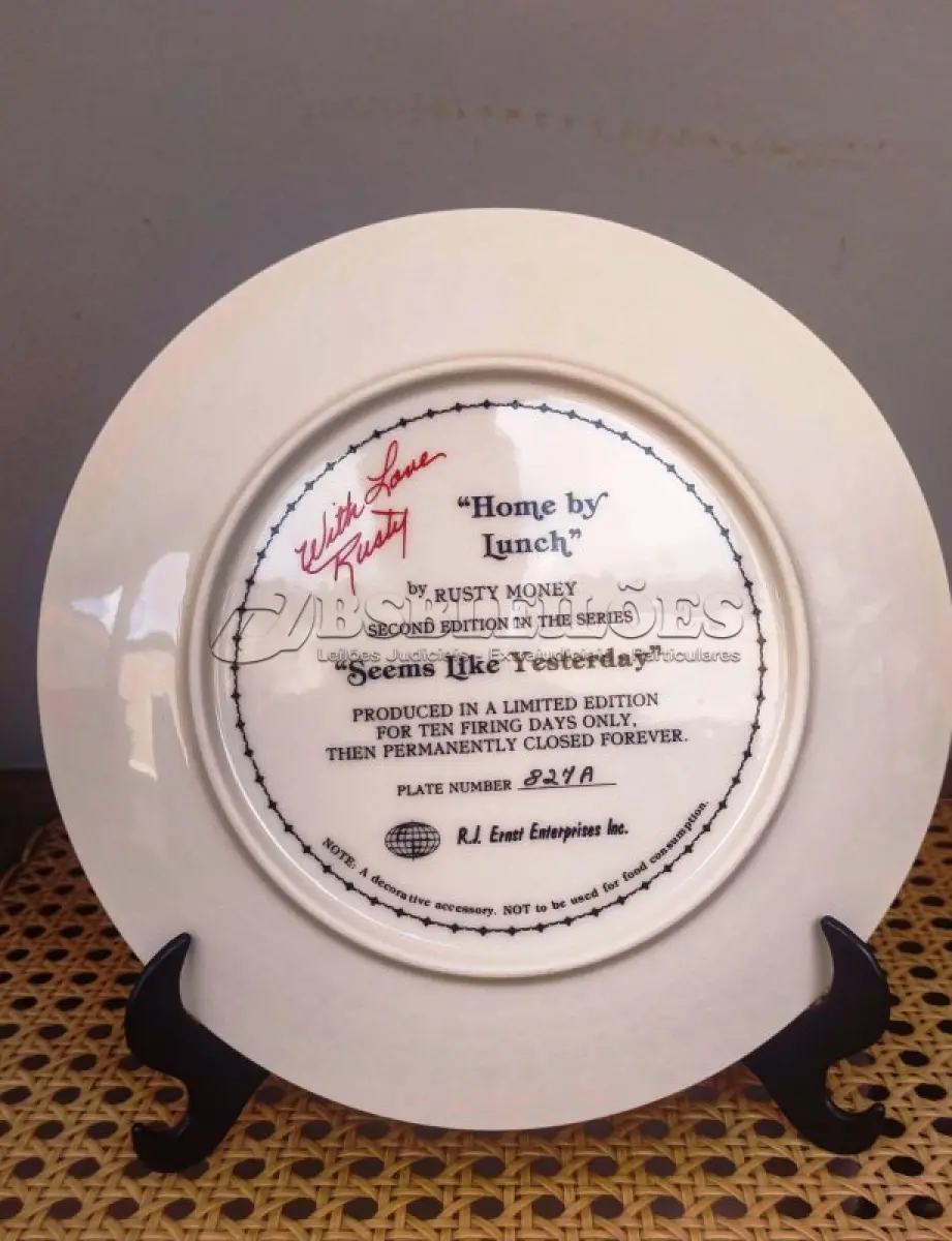 LOTE 276 - 01 PRATO VILETTA FINE CHINA "HOME BY LUNCH" "EM PORTUGUES CASA NO ALMOÇO" EDIÇÃO LIMITADA, 2º EDIÇÃO  DA SÉRIE "SEEMS LIKE YESTERDAY". FABRICADO POR R.J. ERNST ENTERPRISES INC., ARTE POR RUSTY MONEY. 21 CM DE DIÂMETRO. PERFEITO NA CAIXA. DA DÉCADA DE  1982. PRATO DE NUMERO, 827A. ESTÁ EM PERFEITAS CONDIÇÕES, NA CAIXA E COM CERTIFICADO. EDIÇÃO LIMITADA DE LANÇAMENTOS POR APENAS 10  DIAS DE VENDAS NOS EUA NA DÉCADA DE 80.ITEM COMPRADO EM GARAGEM DE ANTIGUIDADES NOS EUA. SUPORTE PARA PRATO NÃO INCLUÍDO NESTA VENDA. (NO ESTADO) ATENÇÃO! FAZER A VISITAÇÃO ANTES DE ARREMATAR, NÃO SABEMOS SE FUNCIONA, LEILÃO NÃO TEM GARANTIA E NEM DEVOLUÇÃO, SUJEITO A POSSÍVEIS AVARIAS VISÍVEIS/OCULTAS E/OU AUSÊNCIA DE COMPONENTES.
