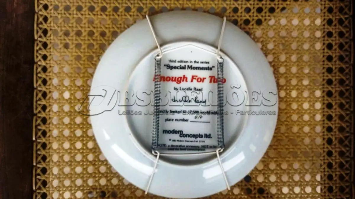 LOTE 141 - 01 PRATO DE COLECIONADOR "MOMENTOS ESPECIAIS" "ENOUGH FOR TWO" DE LUCELLE RAAD, 1983. PRATO DE PORCELANA "ENOUGH FOR TWO". TERCEIRA EDIÇÃO DA SÉRIE "MOMENTOS ESPECIAIS". "ENOUGH FOR TWO" DE LUCELLE RAAD. EDIÇÃO LIMITADA A 12.500 UNIDADES EM TODO O MUNDO. NÚMERO DO PRATO: 512. COM 21 CM DE DIAMETRO . TERCEIRO DA SÉRIE "MOMENTOS ESPECIAIS". MENINO COMPARTILHANDO SUA CASQUINHA DE SORVETE COM UM GATINHO. EXCELENTE ESTADO DE USO. SEM LASCAS OU RACHADURAS. VEM NA CAIXA ORIGINAL, COM CERTIFICADO DE AUTENTICIDADE.SUPORTE PARA PRATO NÃO INCLUÍDO NESTA VENDA. (NO ESTADO) ATENÇÃO! FAZER A VISITAÇÃO ANTES DE ARREMATAR, NÃO SABEMOS SE FUNCIONA, LEILÃO NÃO TEM GARANTIA E NEM DEVOLUÇÃO, SUJEITO A POSSÍVEIS AVARIAS VISÍVEIS/OCULTAS E/OU AUSÊNCIA DE COMPONENTES.