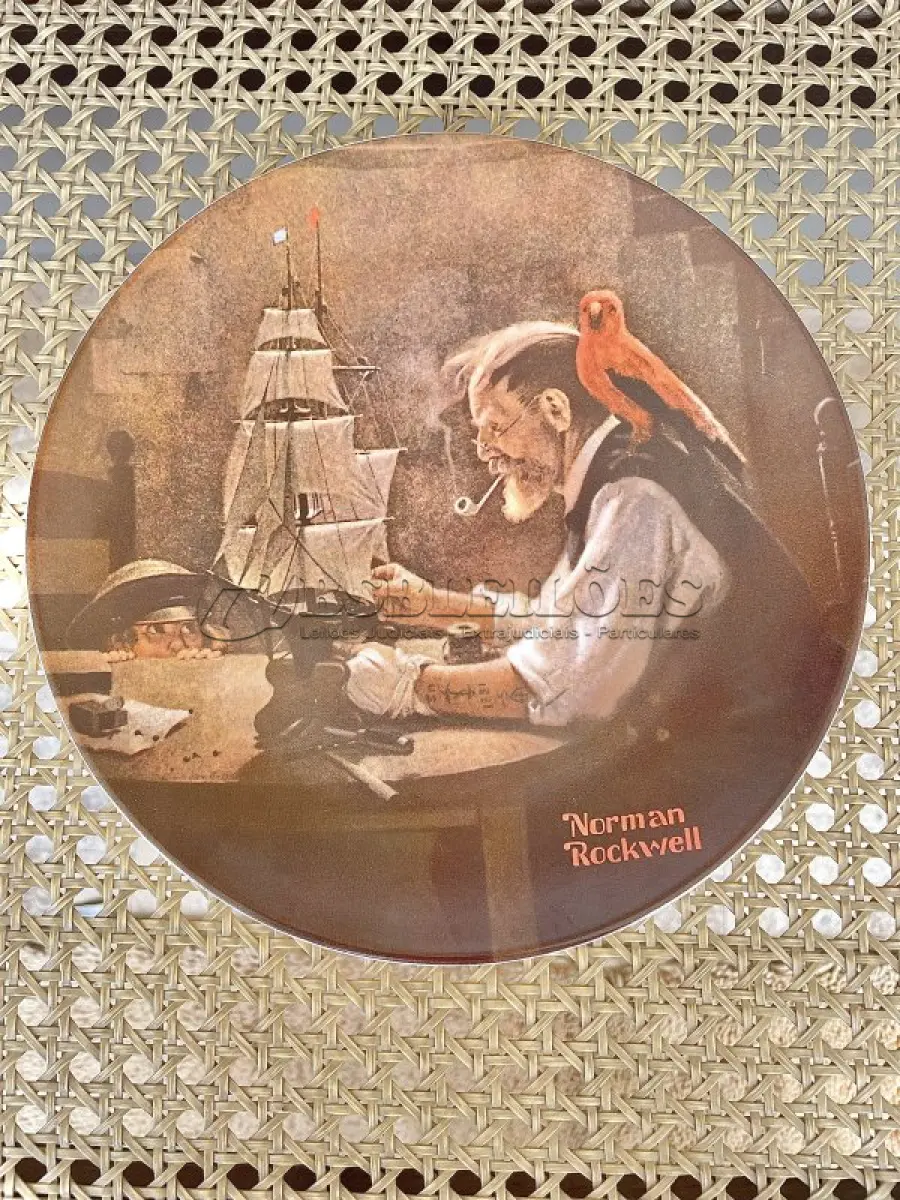 LOTE 177 - 01 PRATO DE COLECIONADOR  "O CONSTRUTOR DE NAVIOS "THE SHIP BUILDER " DA ROYAL EATON NORMAN ROCKWELL, PRATO NUMERADO 11387 A PRATO NORMAN ROCKWELL DE 1980 "O CONSTRUTOR DE NAVIOS. EDIÇÃO LIMITADA  COM 21,5 CM DE DIÂMETRO, MULTICOLORIDO, COM DETALHES EM OURO 22 QUILATES. REPRESENTA UM VELHO E UM MENINO COM SEU CACHORRO OLHANDO PARA O MAR. SUPORTE DO PRATO NÃO ESTÁ INCLUÍDO. ITEM COMPRADO EM GARAGENS DE ANTIGUIDADES NOS EUA. (NO ESTADO) ATENÇÃO! FAZER A VISITAÇÃO ANTES DE ARREMATAR, NÃO SABEMOS SE FUNCIONA, LEILÃO NÃO TEM GARANTIA E NEM DEVOLUÇÃO, SUJEITO A POSSÍVEIS AVARIAS VISÍVEIS/OCULTAS E/OU AUSÊNCIA DE COMPONENTES.