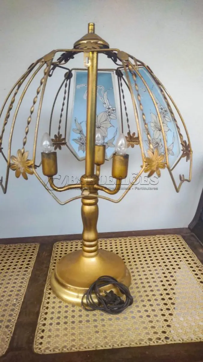LOTE 156 - 01 ABAJUR ANTIGO EM BRONZE COM 50 CM DE ALTURA. (NO ESTADO) ATENÇÃO! FAZER A VISITAÇÃO ANTES DE ARREMATAR, NÃO SABEMOS SE FUNCIONA, LEILÃO NÃO TEM GARANTIA E NEM DEVOLUÇÃO, SUJEITO A POSSÍVEIS AVARIAS VISÍVEIS/OCULTAS E/OU AUSÊNCIA DE COMPONENTES.
