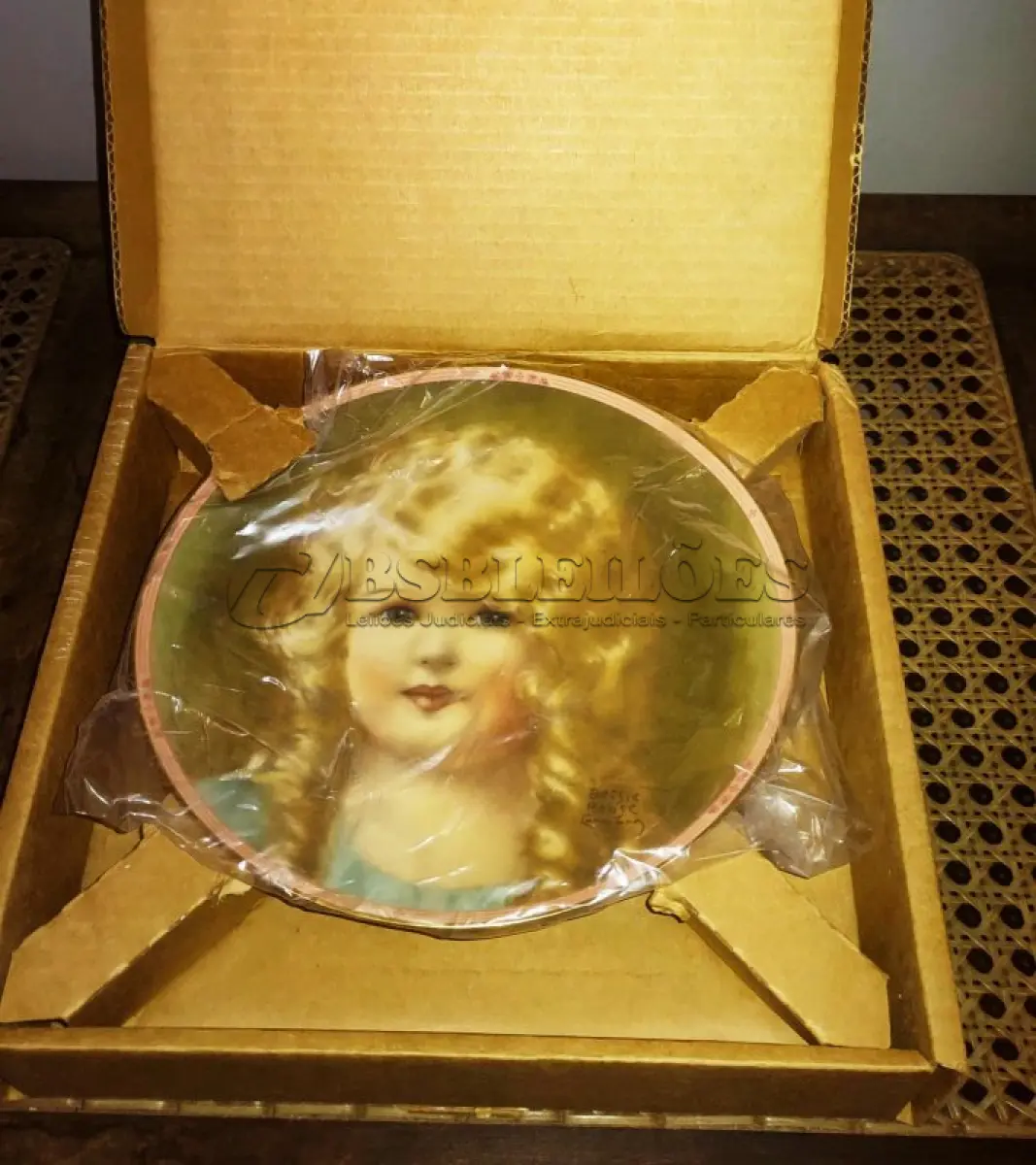 LOTE 310 - 01 PRATO DE COLECIONADOR SUNBEAM BESSIE PEASE GUTMAN CAMEO PORTRAIT ASSINADO E NUMERADO, ESTE PRATO VINTAGE DE COLECIONADOR GOLDILOCKS DE 1986, DA COLEÇÃO HAMILTON, É UM ITEM ESSENCIAL PARA QUALQUER COLECIONADOR DE CULTURA AMERICANA. É A 4ª EDIÇÃO DA PRECIOUS PORTRAITS E TEM O NÚMERO AUTÊNTICO 4317P.FEITO DE PORCELANA DE ALTA QUALIDADE, ESTE PRATO APRESENTA UMA BELA E VIBRANTE IMAGEM MULTICOLORIDA DE UMA JOVEM QUE ADICIONARÁ UM TOQUE DE ELEGÂNCIA A QUALQUER COLEÇÃO DECORATIVA.EM EXCELENTE ESTADO, POSSUI A CAIXA ORIGINAL E OS DOCUMENTOS. O SUPORTE DO PRATO NÃO ESTÁ INCLUÍDO. PEÇA COMPRADA EM GARAGEM DE ANTIGUIDADES NOS EUA. SUPORTE PARA PRATO NÃO INCLUÍDO NESTA VENDA. (NO ESTADO) ATENÇÃO! FAZER A VISITAÇÃO ANTES DE ARREMATAR, NÃO SABEMOS SE FUNCIONA, LEILÃO NÃO TEM GARANTIA E NEM DEVOLUÇÃO, SUJEITO A POSSÍVEIS AVARIAS VISÍVEIS/OCULTAS E/OU AUSÊNCIA DE COMPONENTES.