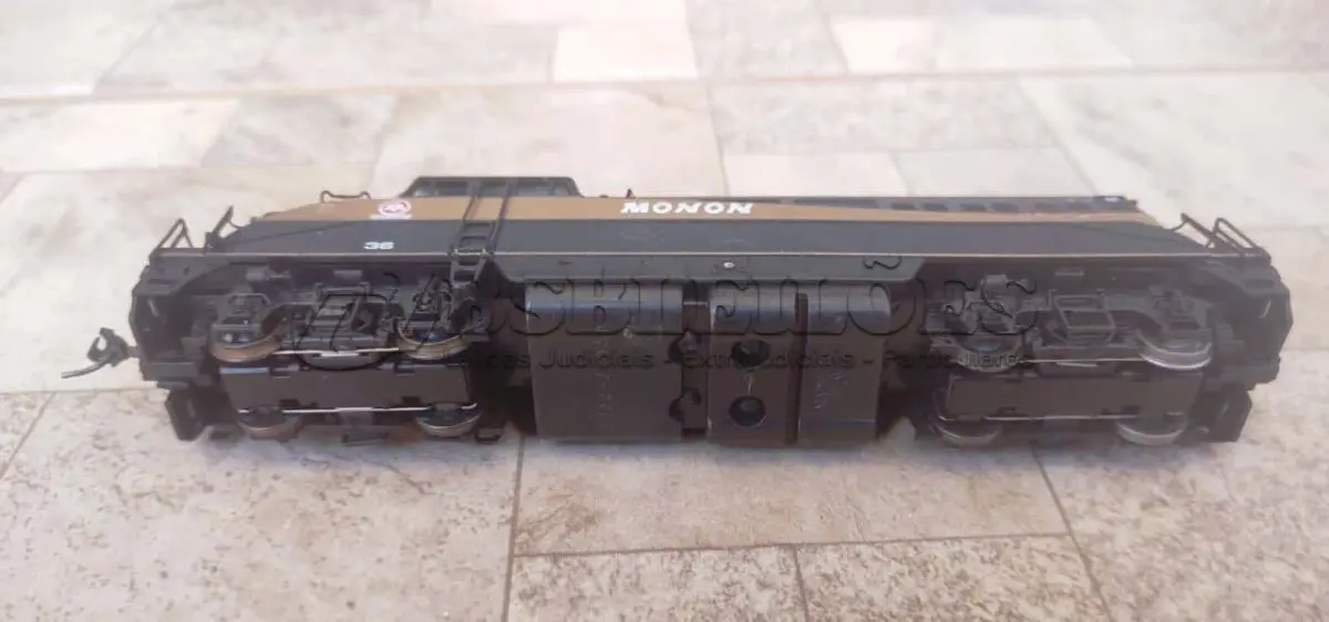 LOTE 188 - 01 LOCOMOTIVA A DIESEL MONON BL2 EMD EM ESCALA HO PROTO 2000 REALISTA, ITEM COMPRADO EM GARAGENS DOS EUA. (NO ESTADO) ATENÇÃO! FAZER A VISITAÇÃO ANTES DE ARREMATAR, NÃO SABEMOS SE FUNCIONA, LEILÃO NÃO TEM GARANTIA E NEM DEVOLUÇÃO, SUJEITO A POSSÍVEIS AVARIAS VISÍVEIS/OCULTAS E/OU AUSÊNCIA DE COMPONENTES.