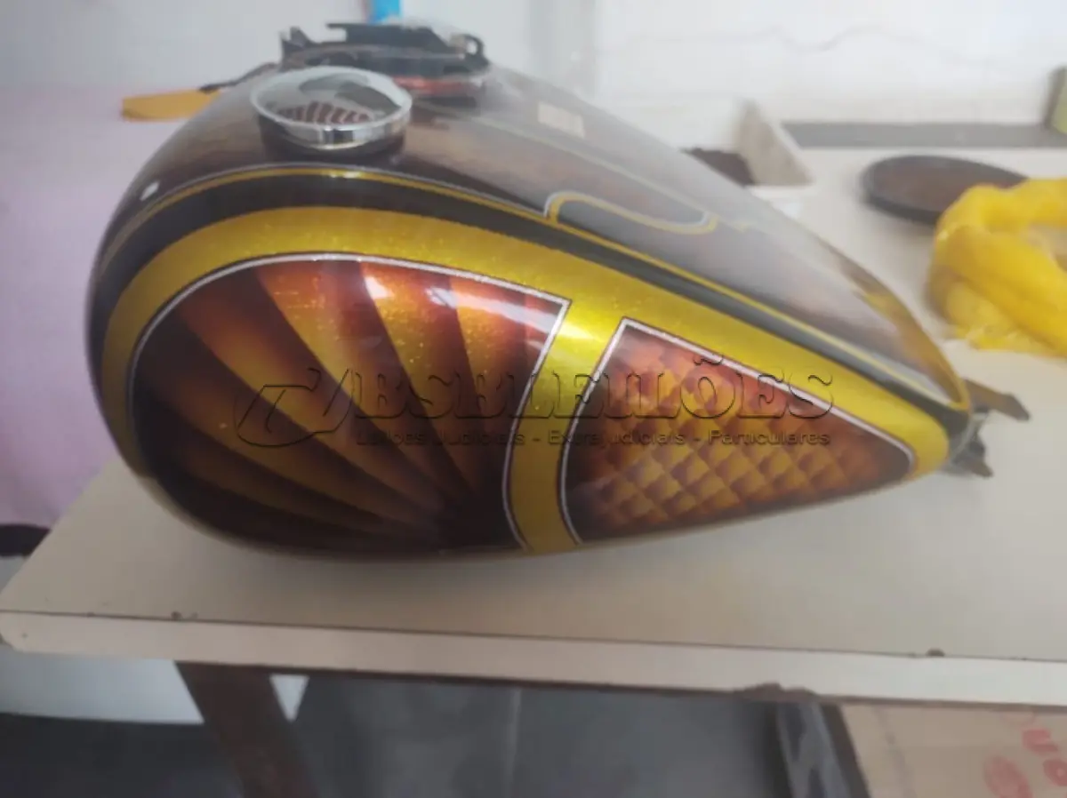 LOTE 392 - 01 TANQUE DE MOTO ROAD PERSONALIZADO. (NO ESTADO) ATENÇÃO! FAZER A VISITAÇÃO ANTES DE ARREMATAR, NÃO SABEMOS SE FUNCIONA, LEILÃO NÃO TEM GARANTIA E NEM DEVOLUÇÃO, SUJEITO A POSSÍVEIS AVARIAS VISÍVEIS/OCULTAS E/OU AUSÊNCIA DE COMPONENTES.