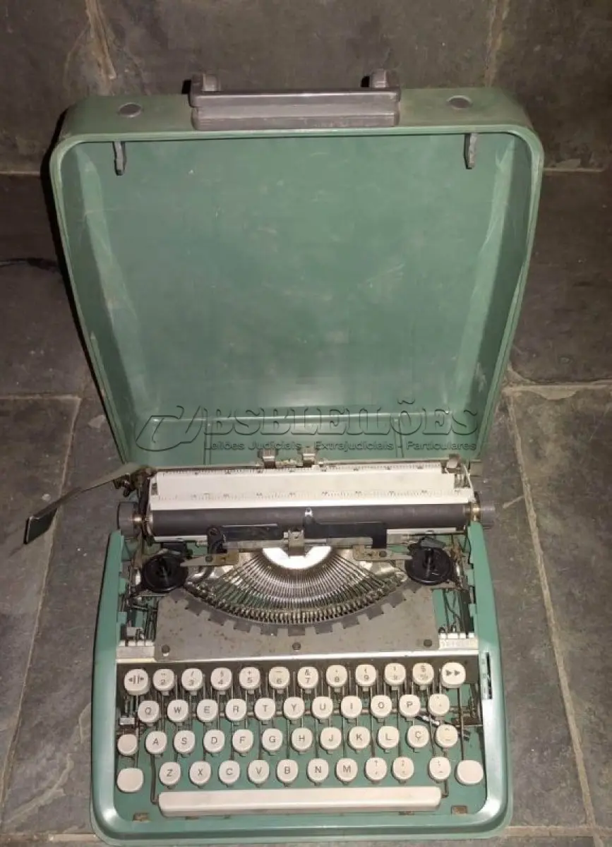 LOTE 430 - 01 MÁQUINA DE ESCREVER ANTIGA FUNCIONANDO PERFEITAMENTE. (NO ESTADO) ATENÇÃO! FAZER A VISITAÇÃO ANTES DE ARREMATAR, NÃO SABEMOS SE FUNCIONA, LEILÃO NÃO TEM GARANTIA E NEM DEVOLUÇÃO, SUJEITO A POSSÍVEIS AVARIAS VISÍVEIS/OCULTAS E/OU AUSÊNCIA DE COMPONENTES.
