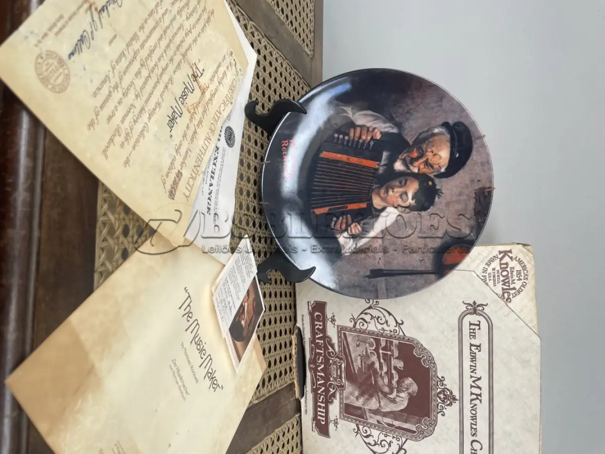 LOTE 272 - 01 RARO PRATO VINTAGE DE COLECIONADOR APRESENTA A ICÔNICA PINTURA DE NORMAN ROCKWELL, "THE MUSIC MAKER". COM 21 CM DE DIÂMETRO, E É FEITO DE PORCELANA. O PRATO FAZ PARTE DA FRANQUIA "KNOWLES" DE EDIÇÃO LIMITADA E PERTENCE À LINHA DE PRODUTOS "EARLY AMERICAN PRESCUT/EAPC".O PRATO É DECORADO COM UM PADRÃO RÚSTICO E APRESENTA UMA IMAGEM COLORIDA DE UM HOMEM TOCANDO UM INSTRUMENTO MUSICAL. FOI PRODUZIDO COM A TÉCNICA DE CERÂMICA E FABRICADO NOS ESTADOS UNIDOS NO FINAL DO SÉCULO XX (1970-1999). ESTE PRATO DECORATIVO É PERFEITO PARA TODAS AS OCASIÕES E SERIA UM ÓTIMO COMPLEMENTO PARA QUALQUER COLEÇÃO. NÚMERO DA PLACA: 23765AP.COMPRADAS EM LOJAS DE ANTIGUIDADES DOS EUA NA DATA DE 13/05/1981.COM NOTA DE COMPRA DA EPOCA E TODOS OS DOCUMENTOS INCLUSOS.O SUPORTE DO PRATO NÃO ESTÁ INCLUÍDO. (NO ESTADO) ATENÇÃO! FAZER A VISITAÇÃO ANTES DE ARREMATAR, NÃO SABEMOS SE FUNCIONA, LEILÃO NÃO TEM GARANTIA E NEM DEVOLUÇÃO, SUJEITO A POSSÍVEIS AVARIAS VISÍVEIS/OCULTAS E/OU AUSÊNCIA DE COMPONENTES.