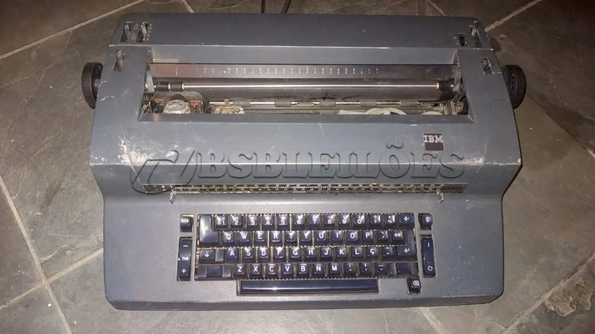 LOTE 433 - 01 MÁQUINA DE ESCREVER IBM FUNCIONANDO PERFEITAMENTE. (NO ESTADO) ATENÇÃO! FAZER A VISITAÇÃO ANTES DE ARREMATAR, NÃO SABEMOS SE FUNCIONA, LEILÃO NÃO TEM GARANTIA E NEM DEVOLUÇÃO, SUJEITO A POSSÍVEIS AVARIAS VISÍVEIS/OCULTAS E/OU AUSÊNCIA DE COMPONENTES.