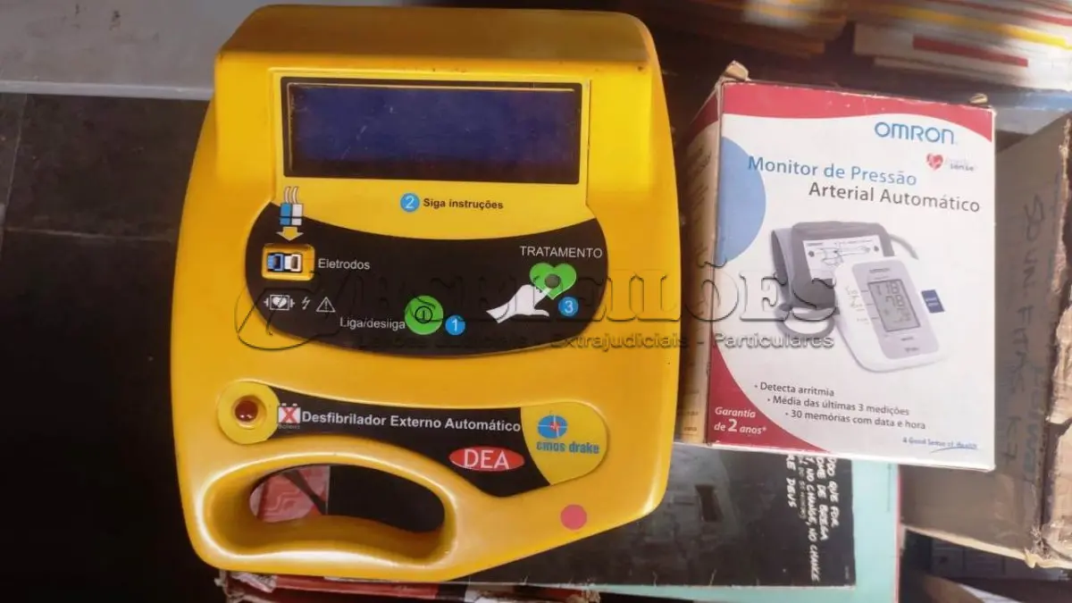 LOTE 369 - 01 DESFILIBRADOR DÉA E UM MEDIDOR DE PRESSÃO PARADOS A MUITO TEMPO SEM TEST. (NO ESTADO) ATENÇÃO! FAZER A VISITAÇÃO ANTES DE ARREMATAR, NÃO SABEMOS SE FUNCIONA, LEILÃO NÃO TEM GARANTIA E NEM DEVOLUÇÃO, SUJEITO A POSSÍVEIS AVARIAS VISÍVEIS/OCULTAS E/OU AUSÊNCIA DE COMPONENTES.